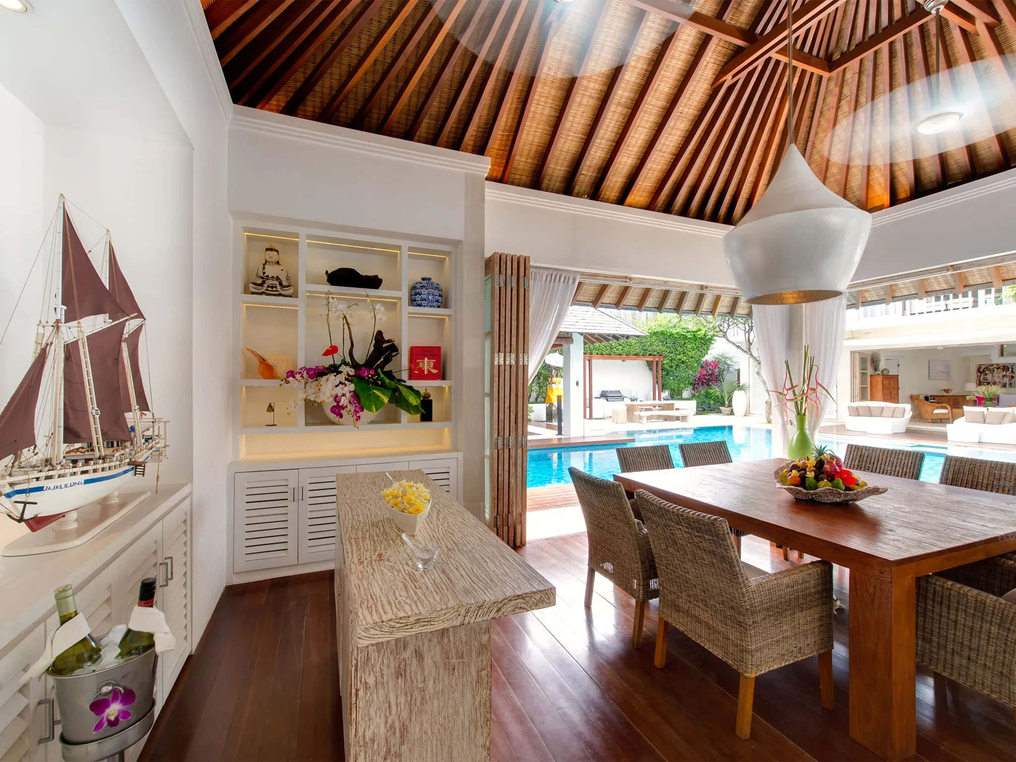 Jajaliluna - Dining room during the day