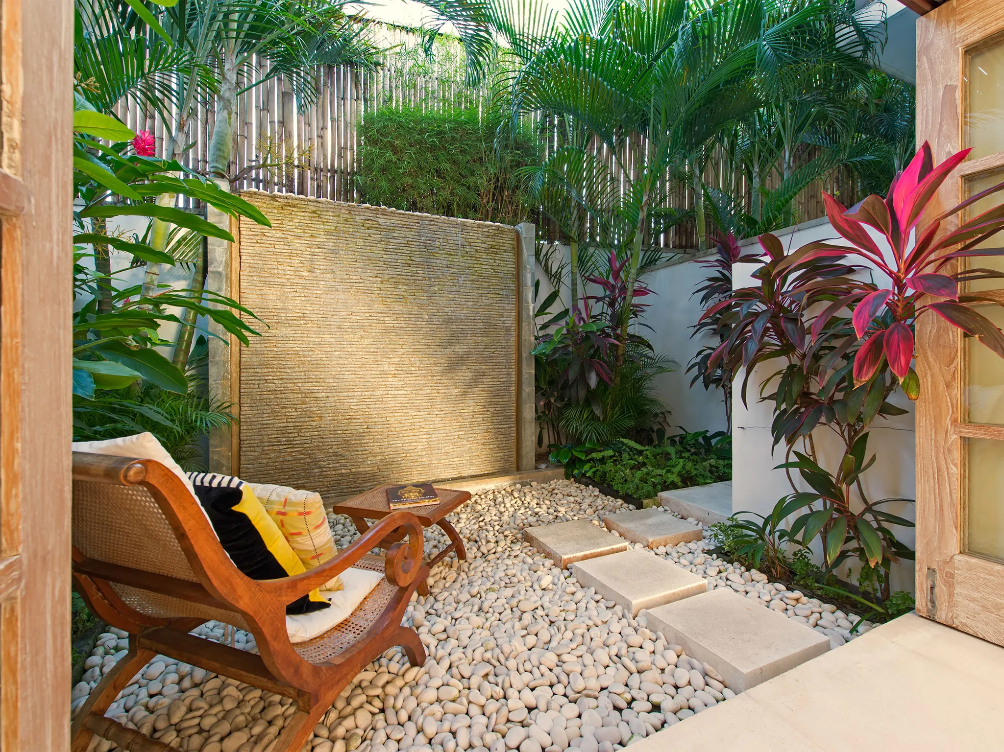 Jajaliluna - Walled garden at rear of villa