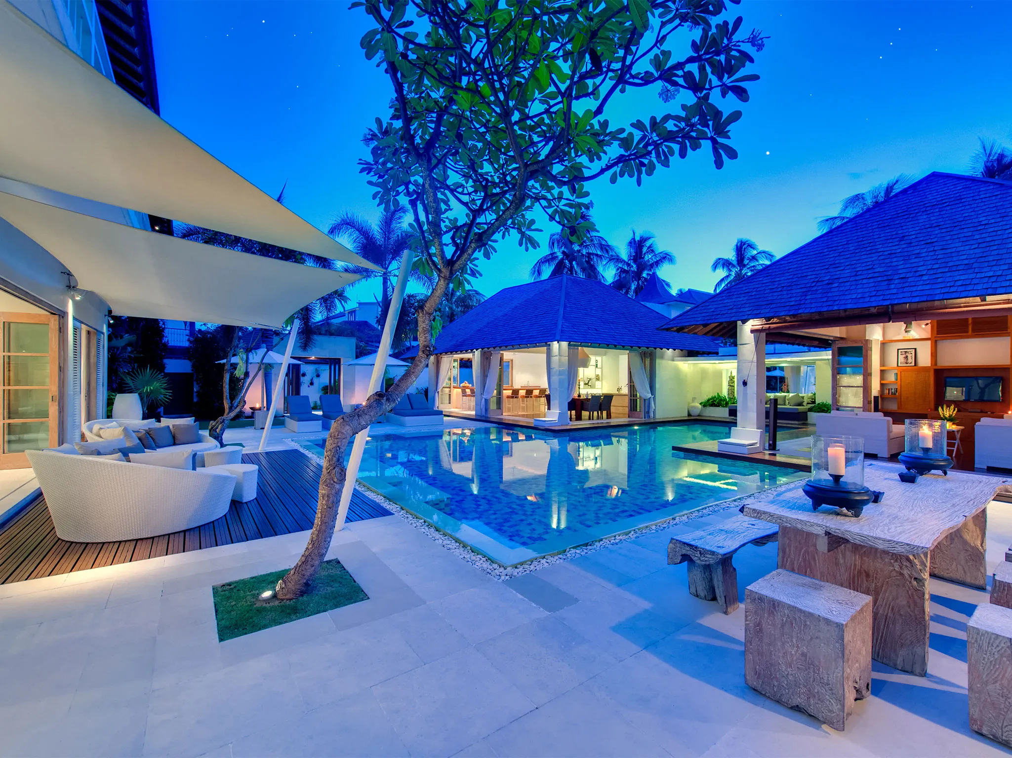 Jajaliluna - Villa at dusk