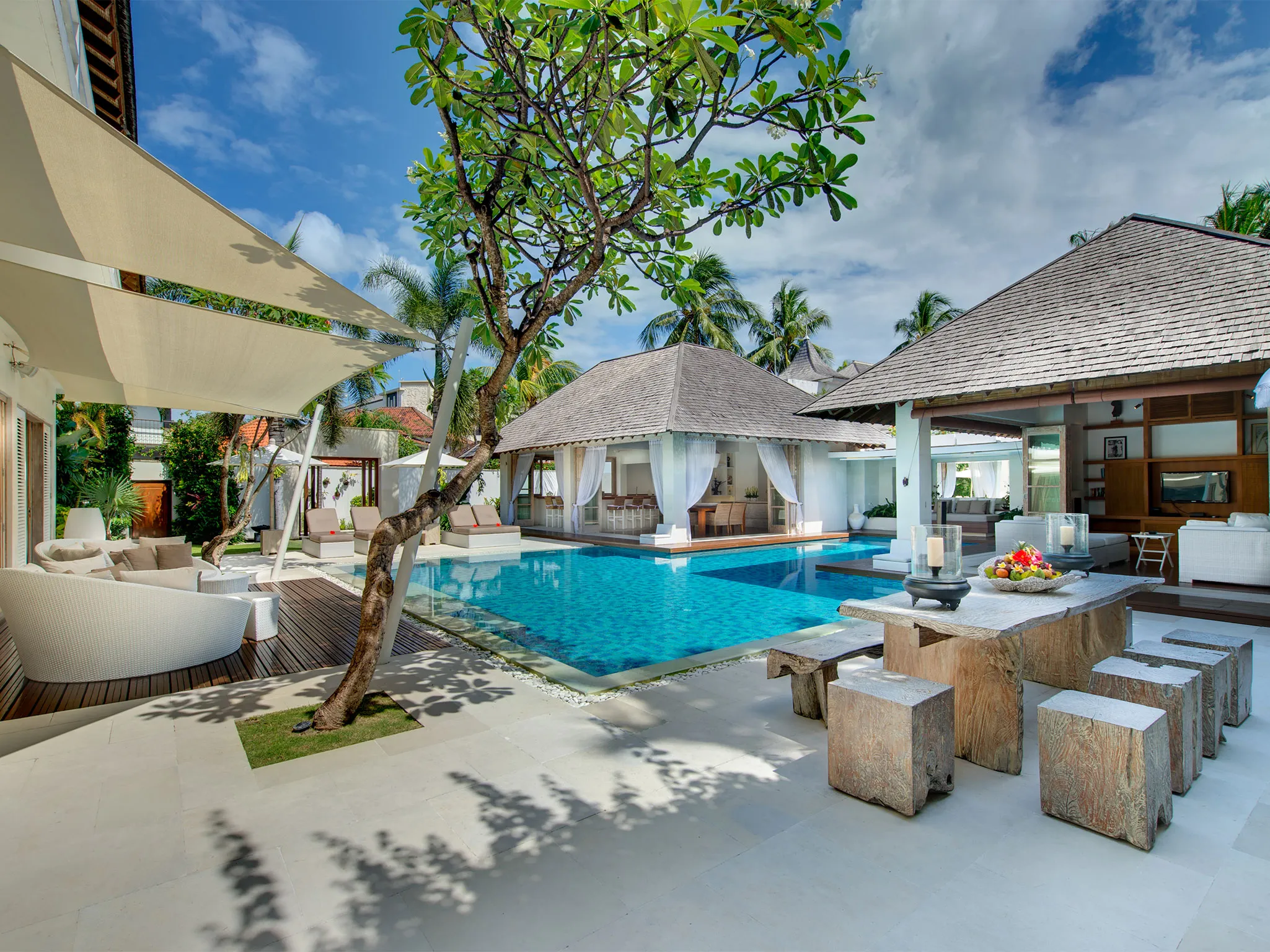 Jajaliluna - Alfresco dining &amp; media pavilions