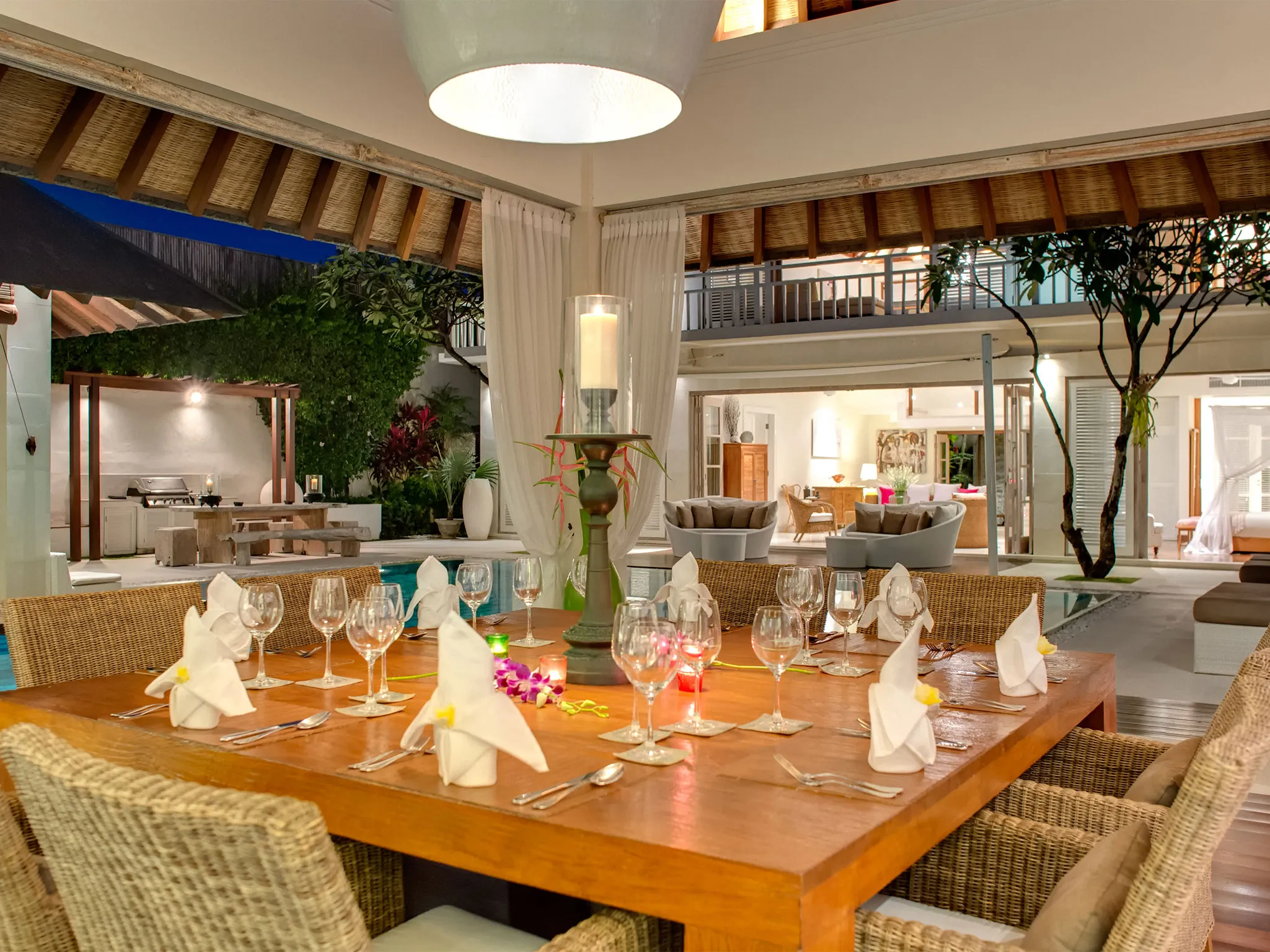 Jajaliluna - Dining room at night