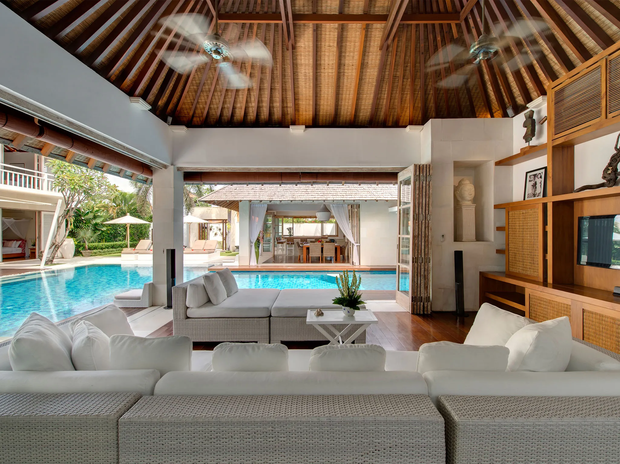 Jajaliluna - Media room and pool