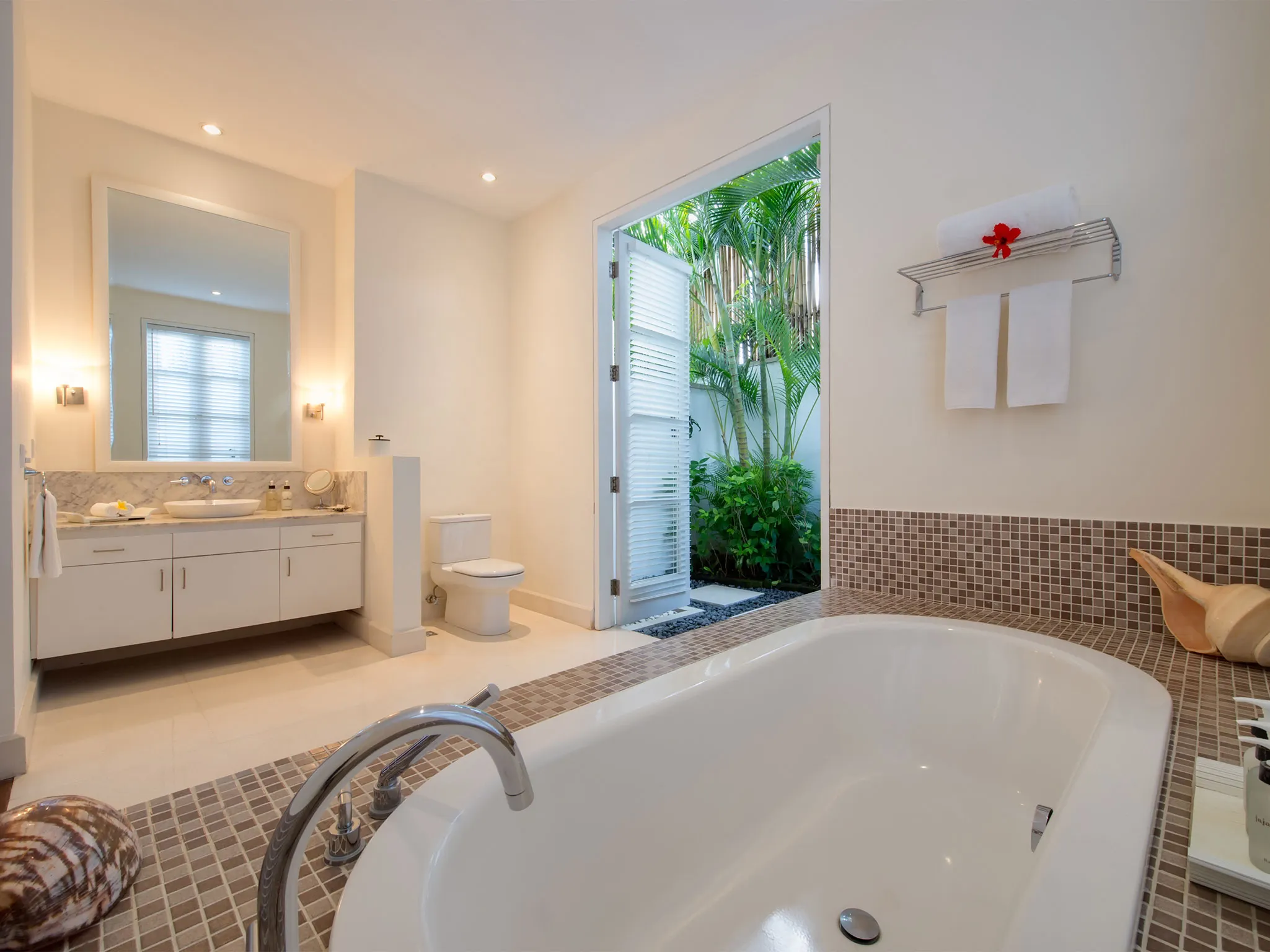 Jajaliluna - Downstairs guest bathroom