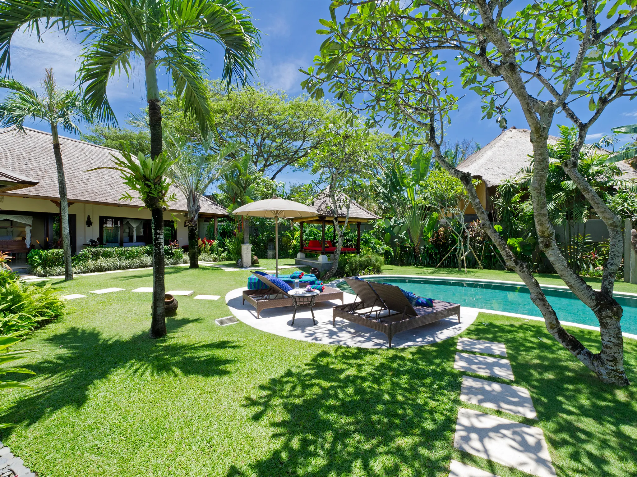 Villa Kakatua - Sun loungers by the pool