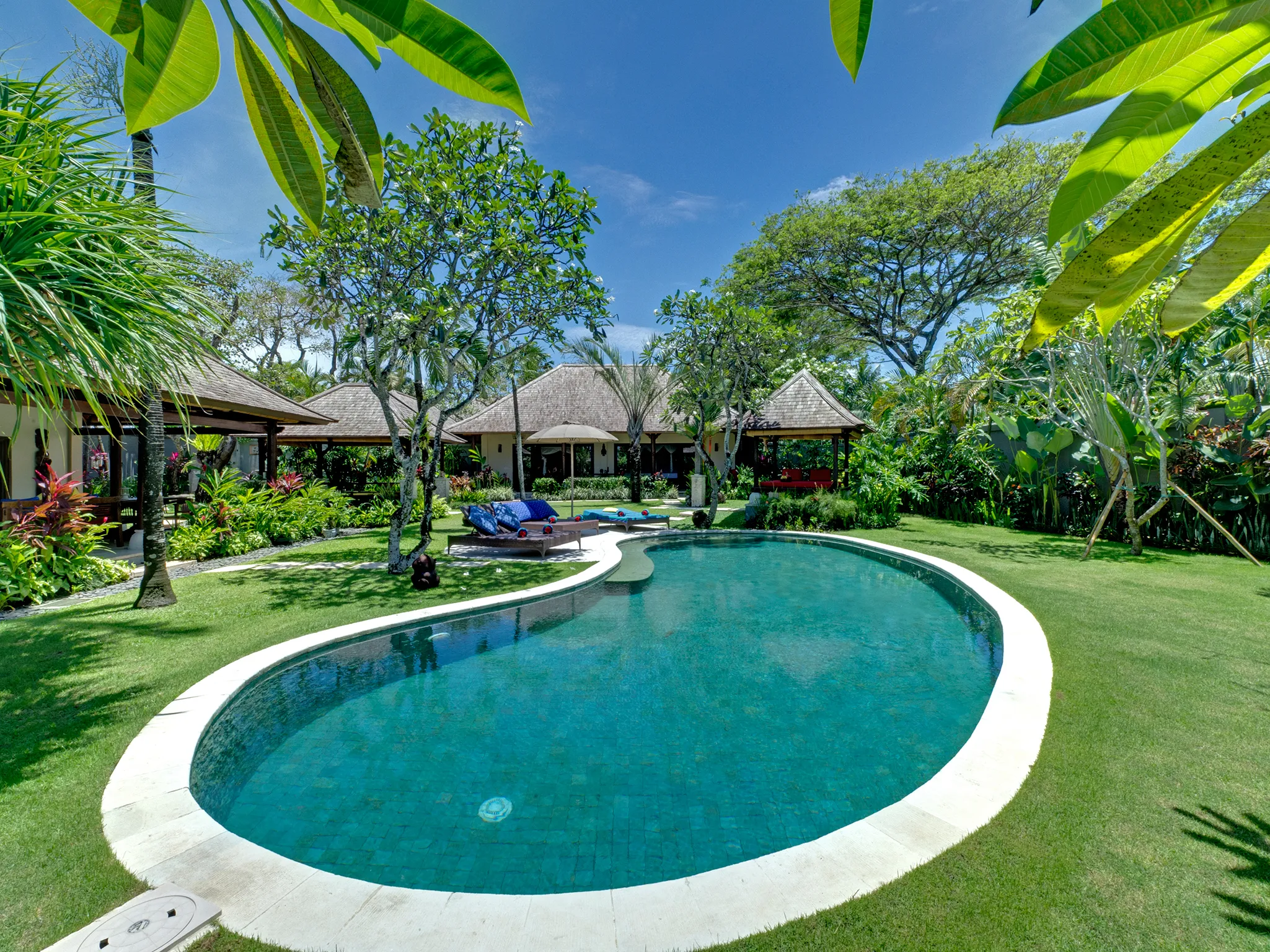 2. Villa Kakatua - Midday by the pool