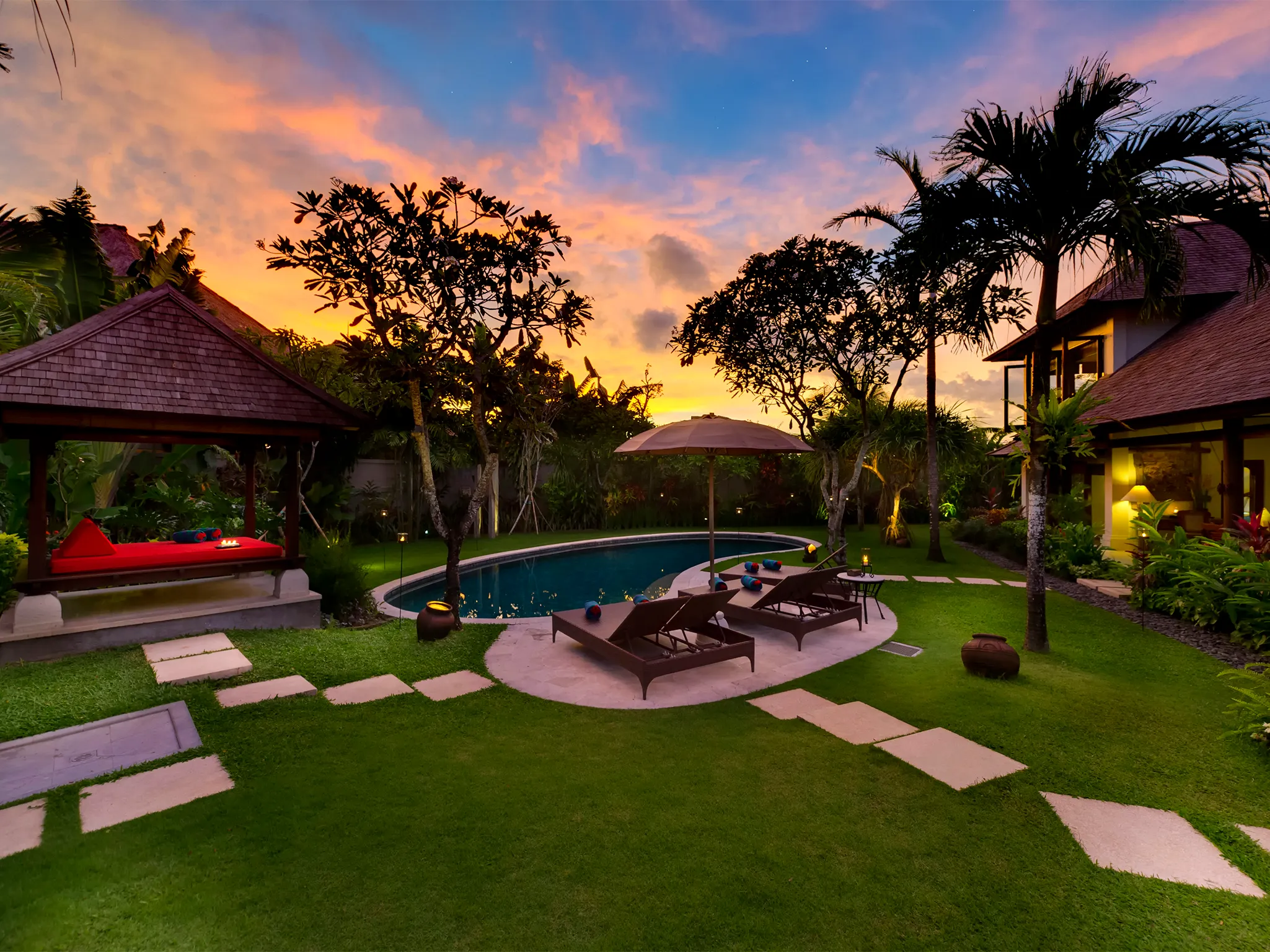 Villa Kakatua - Garden balé at sunset