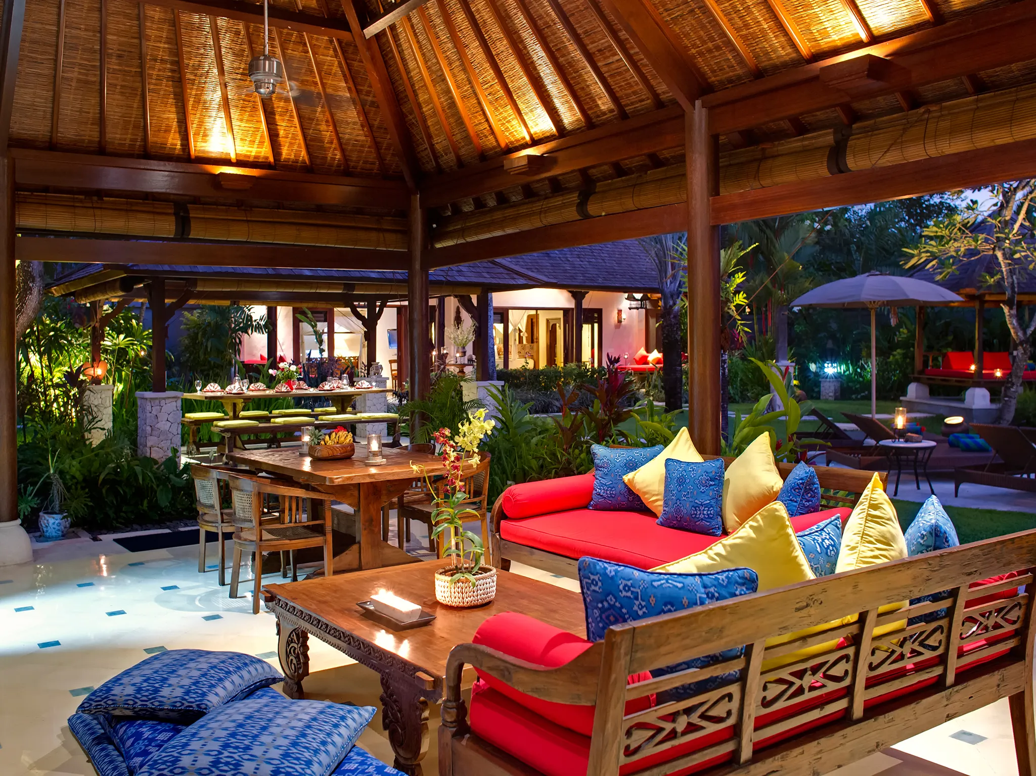 6. Villa Kakatua - Living room at dusk