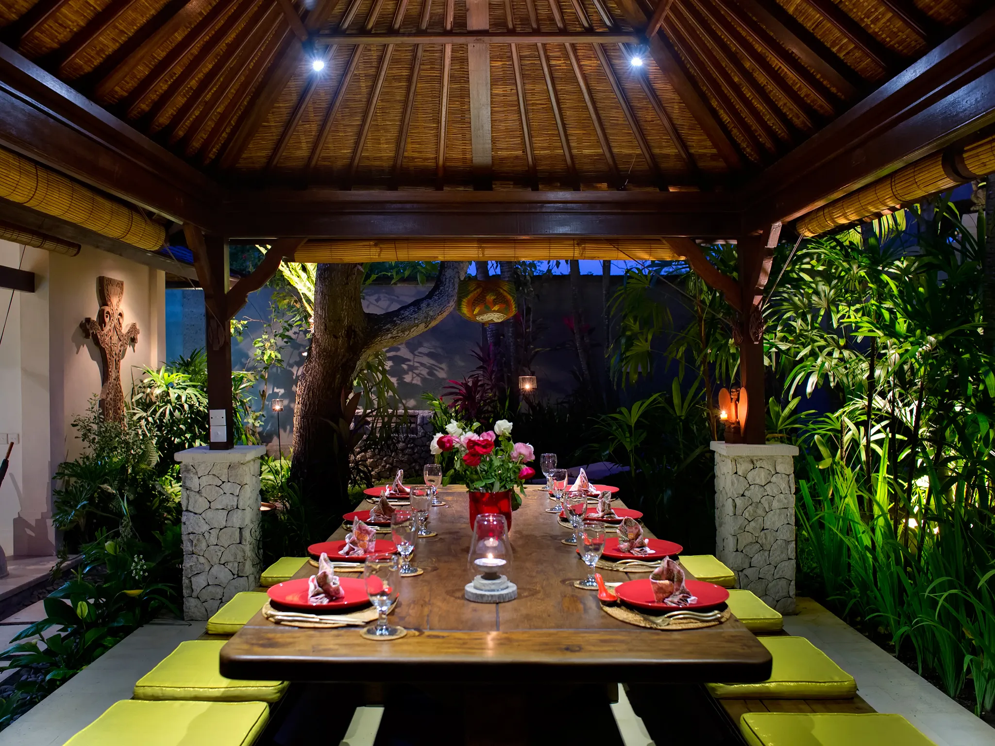 7. Villa Kakatua - Dining room at night