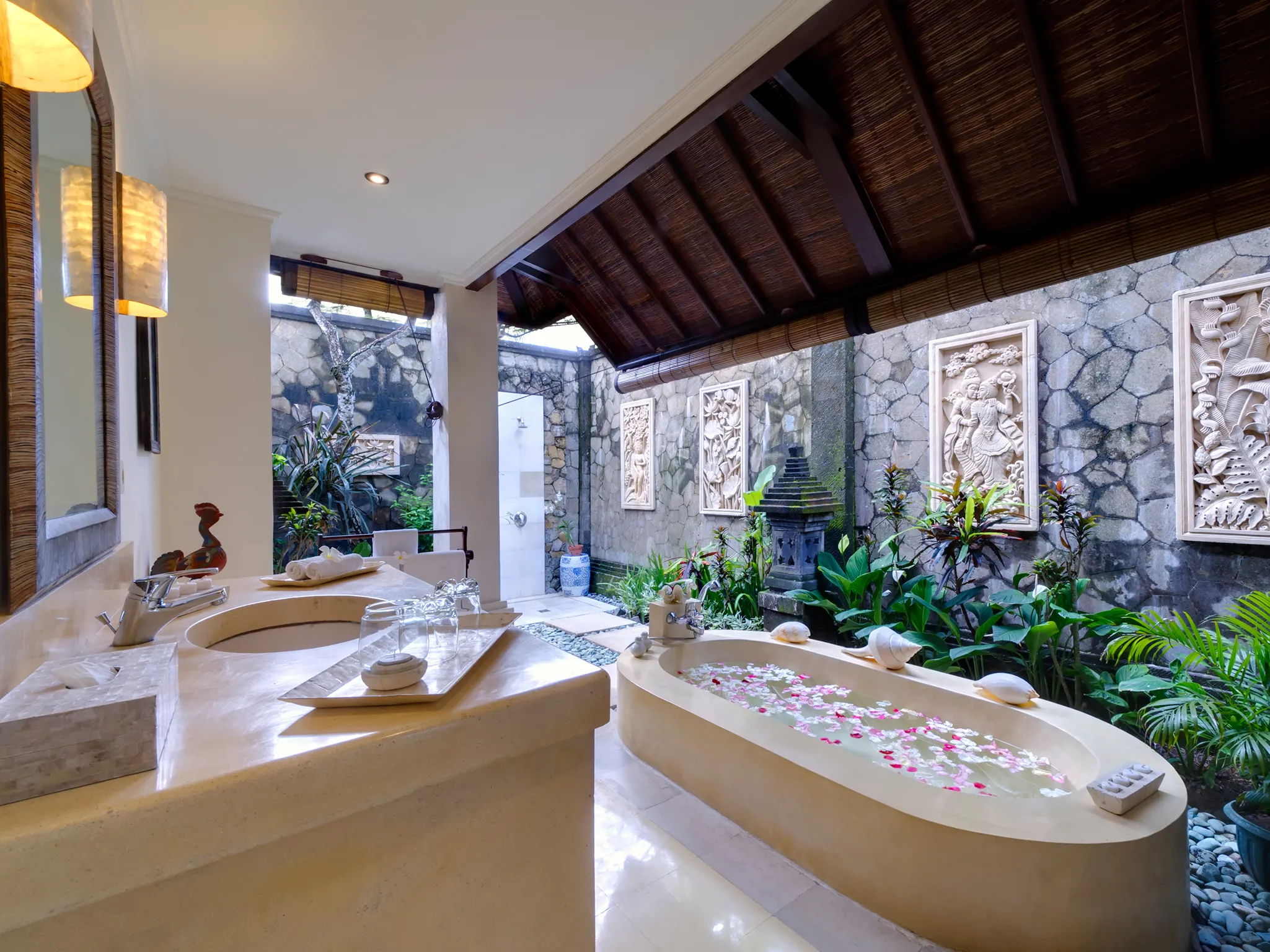 9. Villa Kakatua - Master bathroom