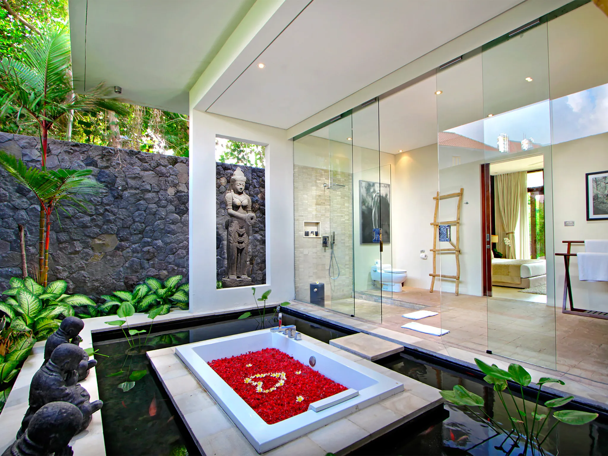 Villa Kalyani - Third bedroom ensuite bathtub