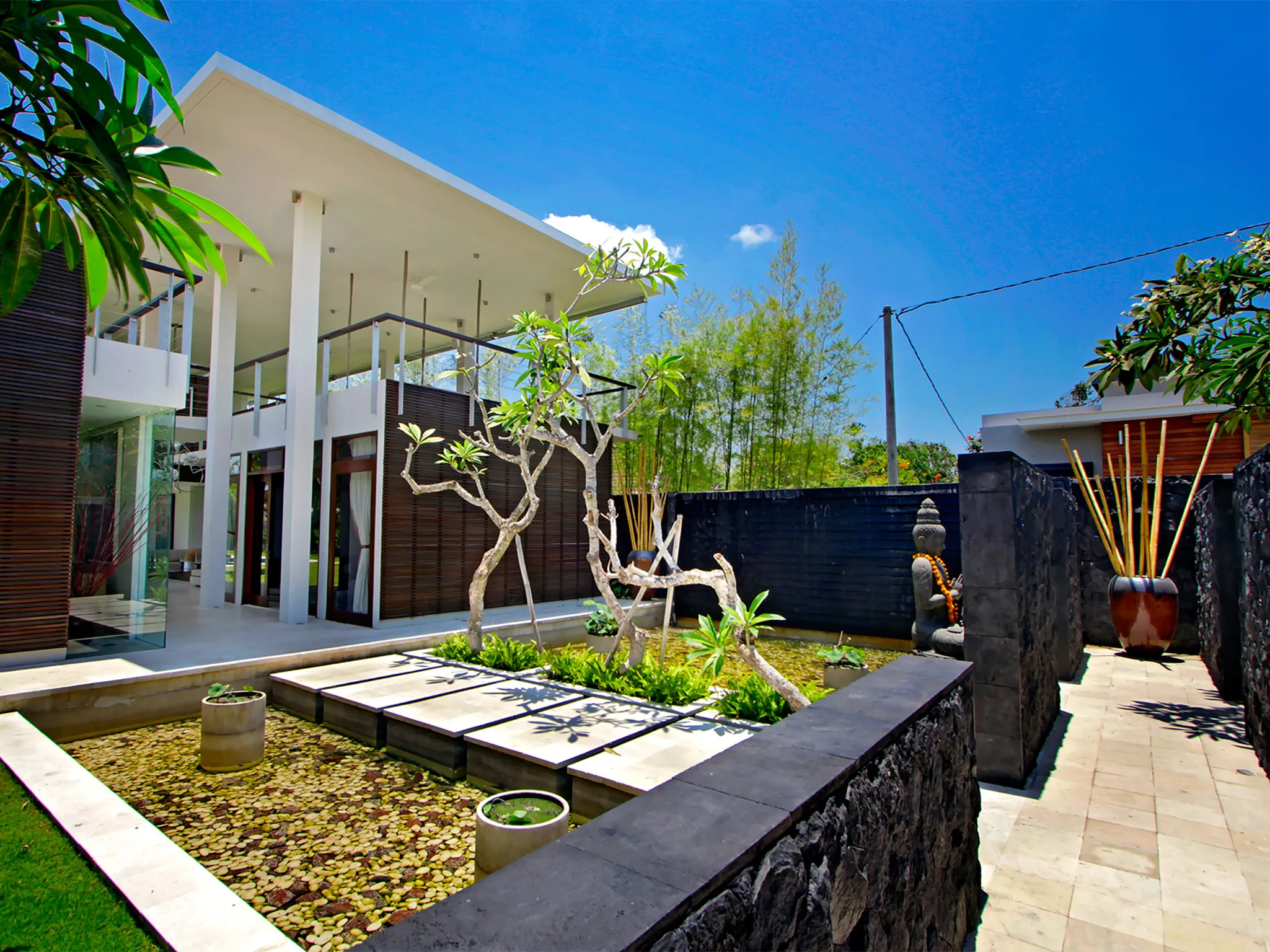 Villa Kalyani - Entrance walkway