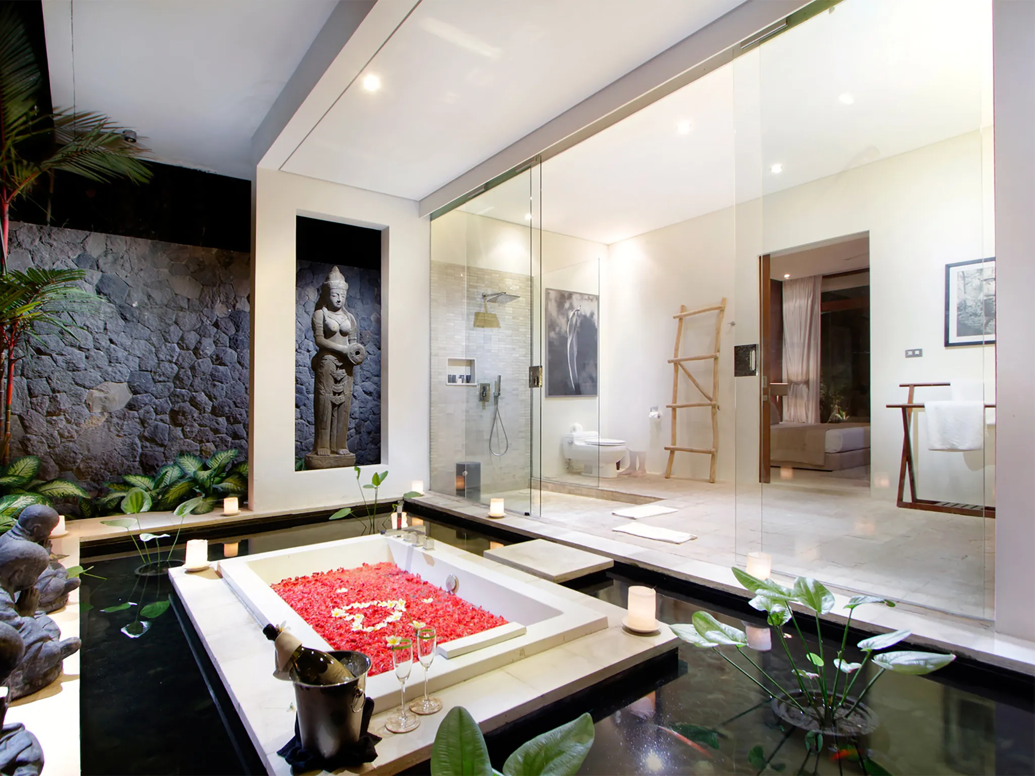 Villa Kalyani - Third bedroom ensuite bathtub at night