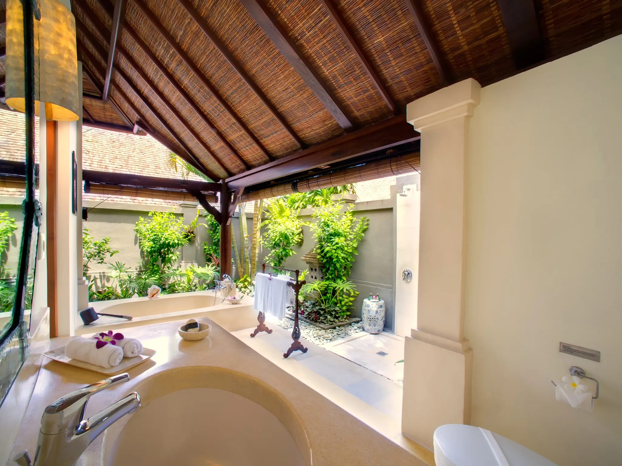 8. Villa Kedidi - Master bathroom