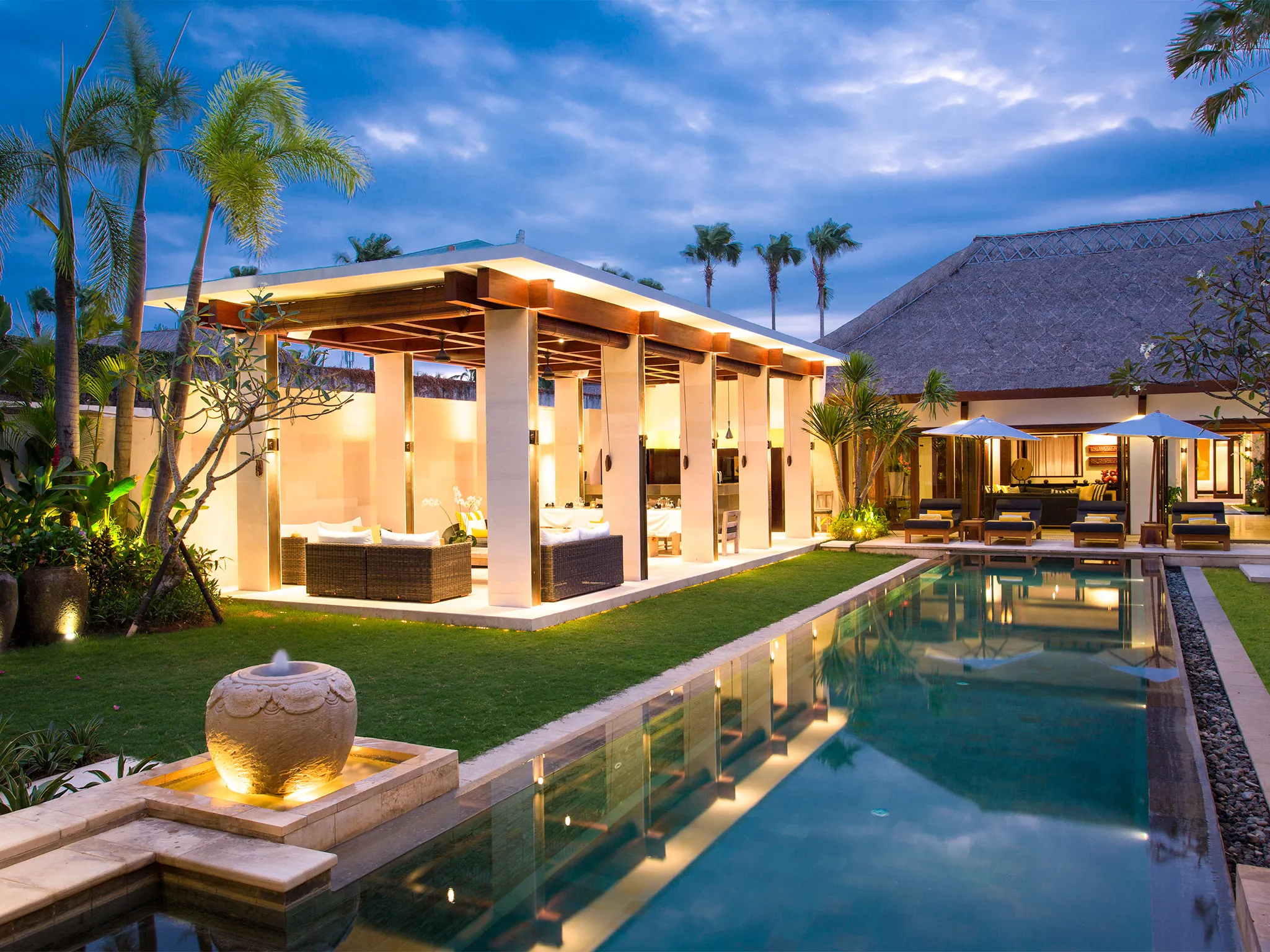 Villa Lilibel - Pool and villa lit up