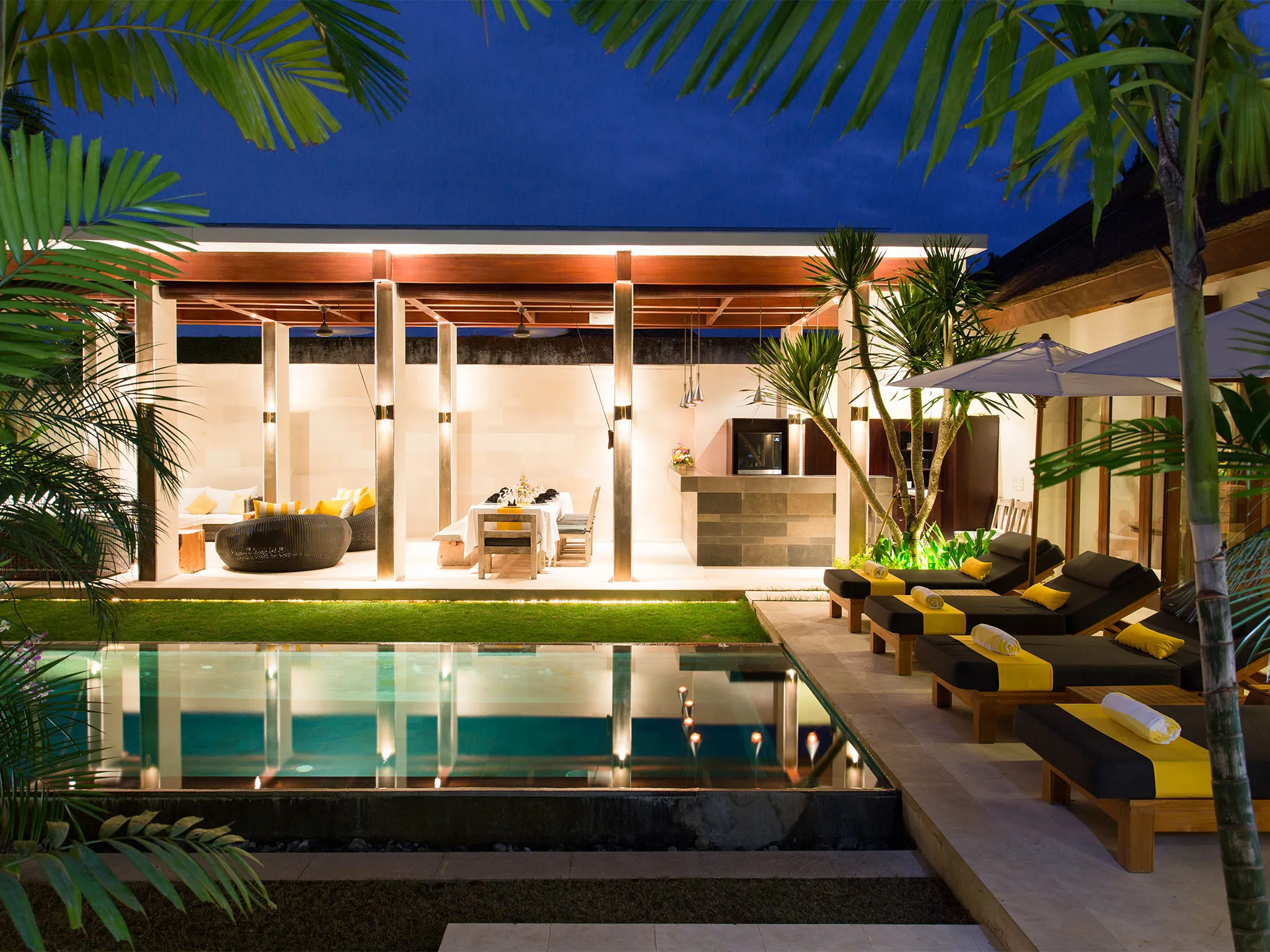 Villa Lilibel - Poolside at night