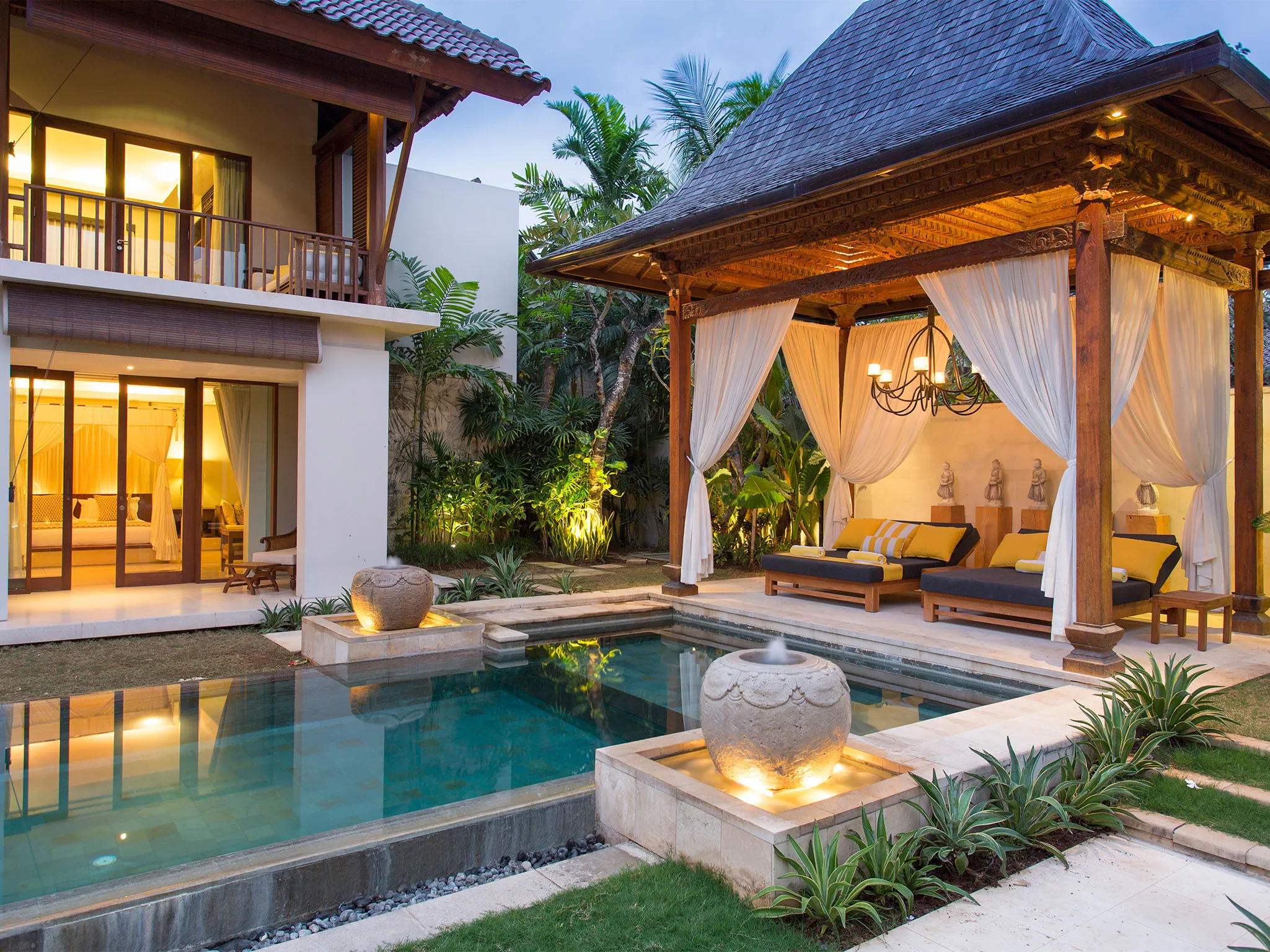 Villa Lilibel - Pool and bale lit up