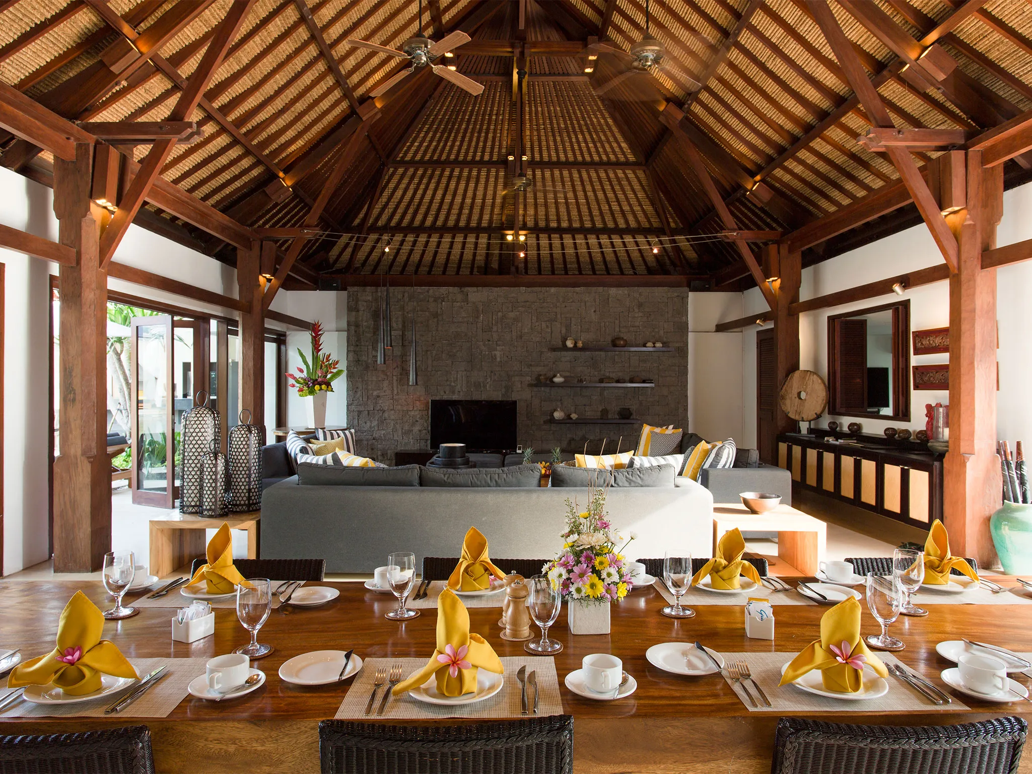 Vila Lilibel - Indoor dining view to living area