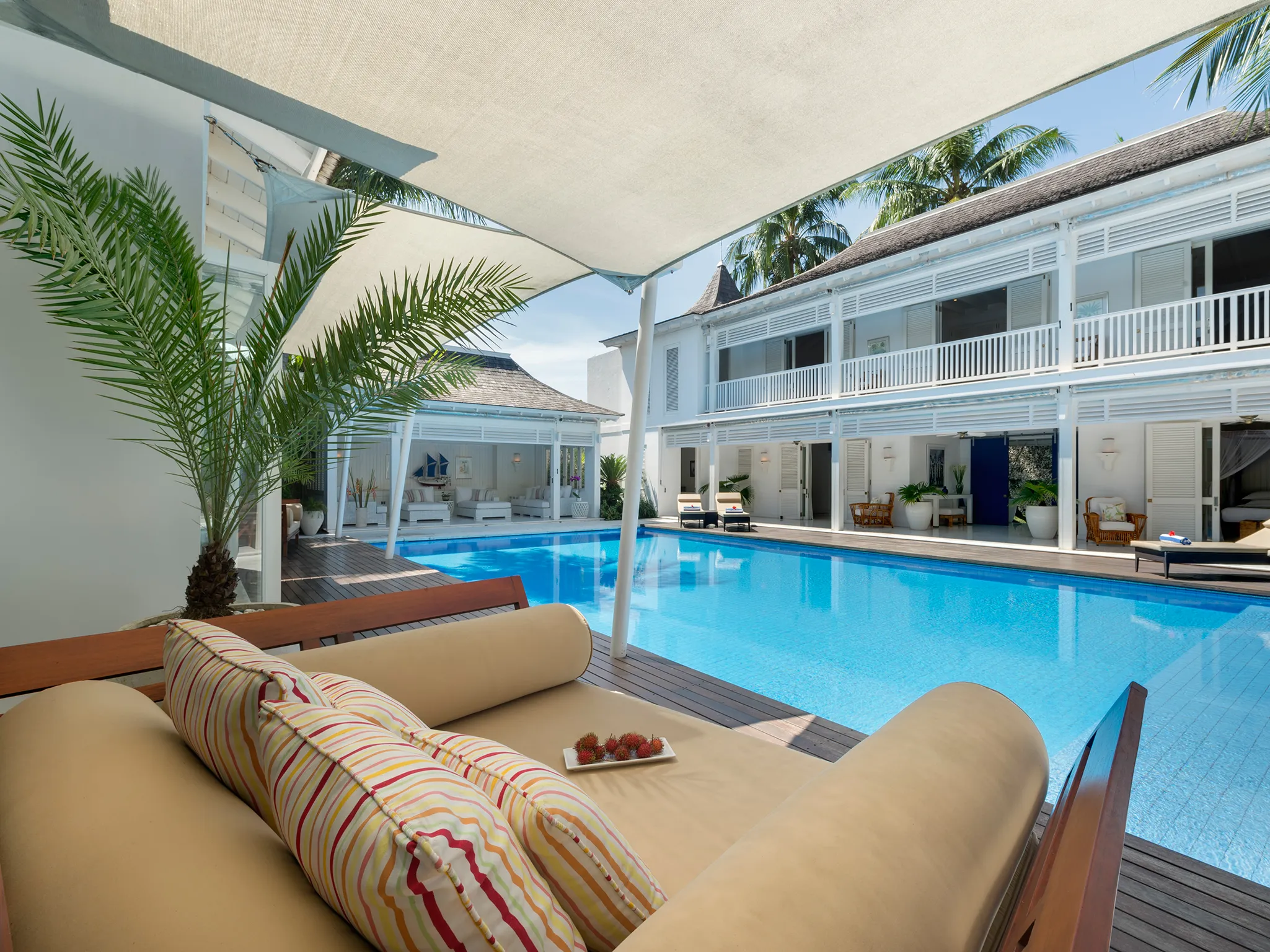 4. Villa Lulito - Daybed by the pool