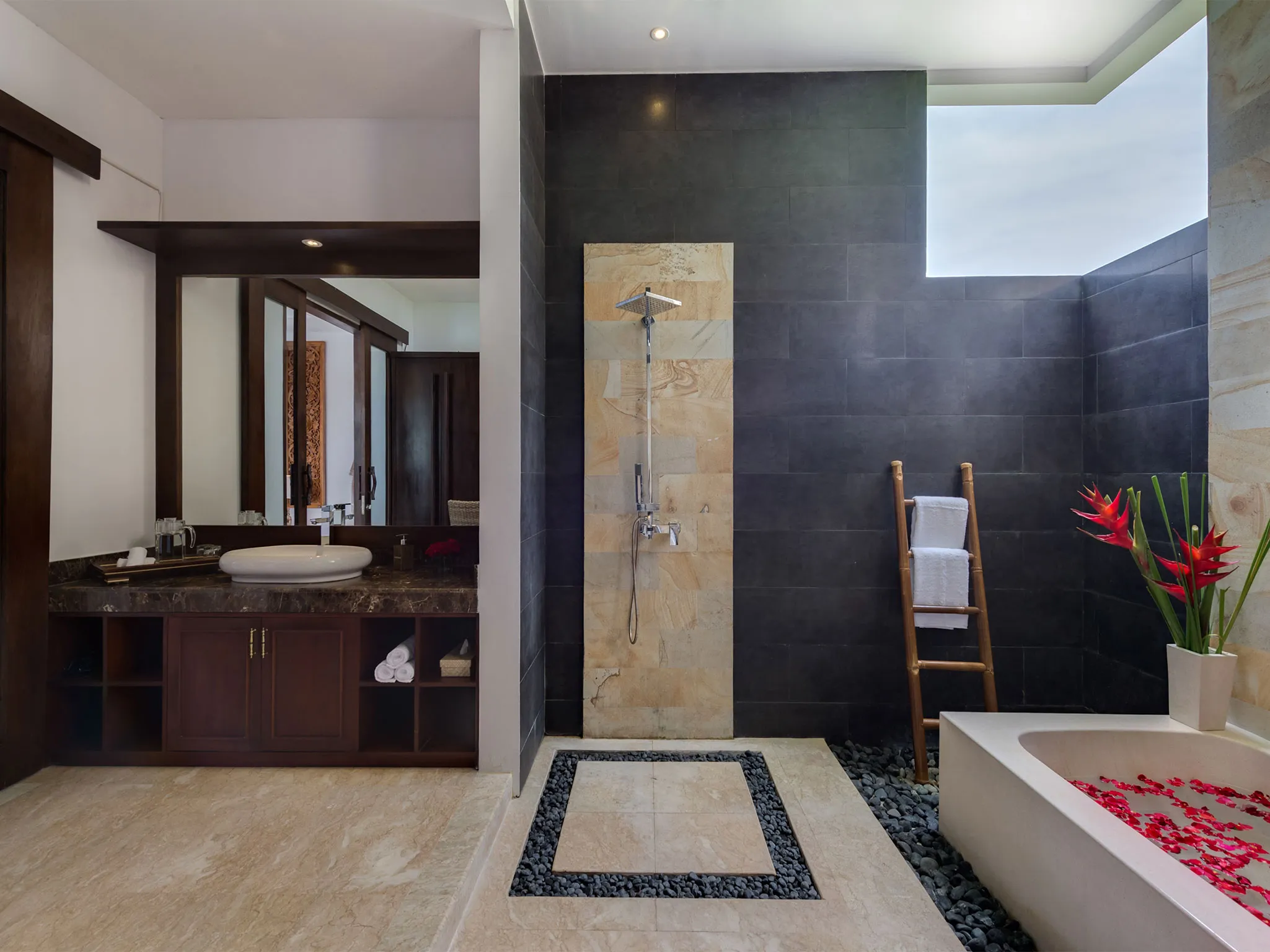 Villa Luwih - Ground floor bathroom