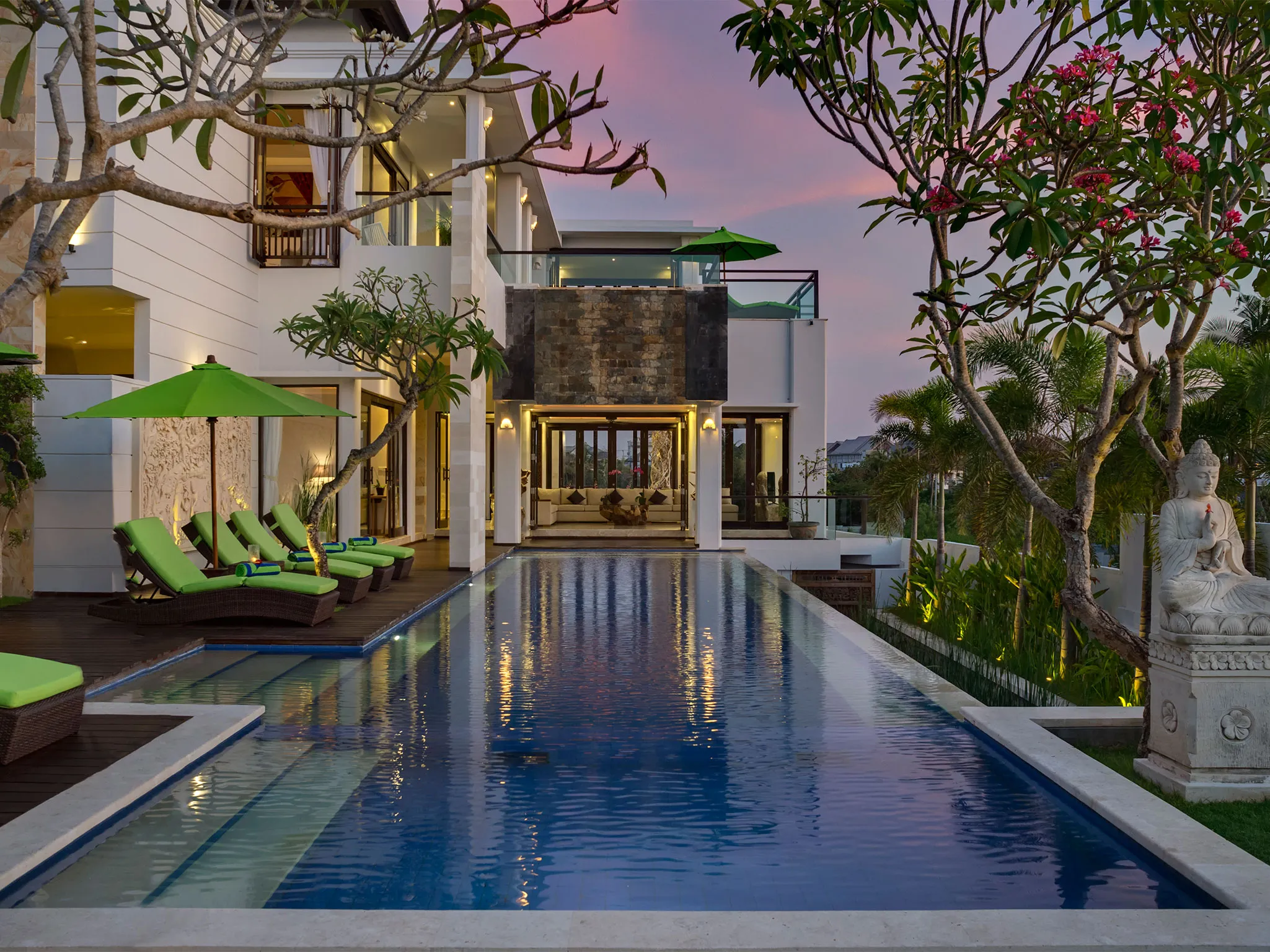 Villa Luwih - Pool and villa at dusk