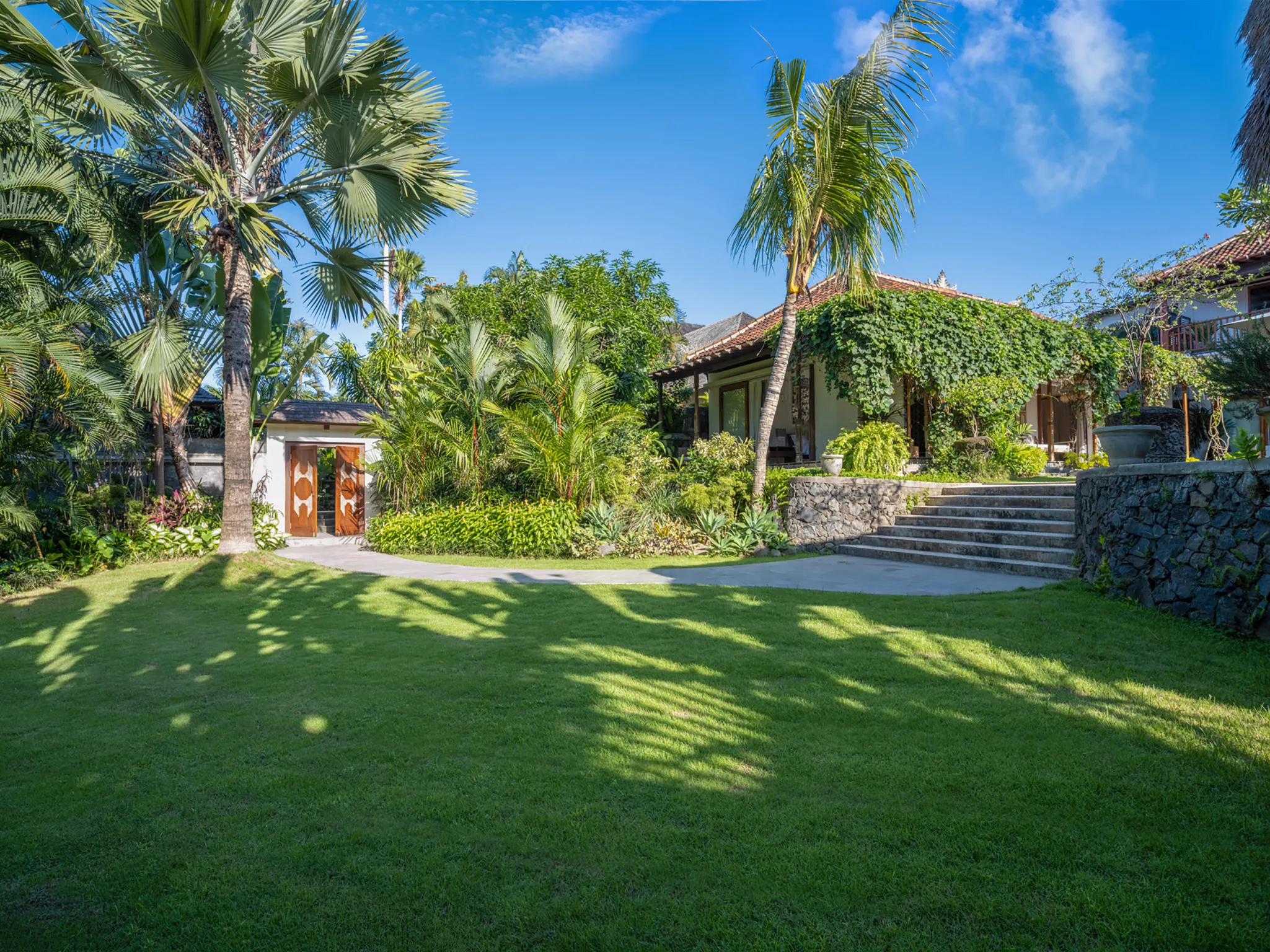Villa Mandalay Dua - Spacious lawn by the entrance