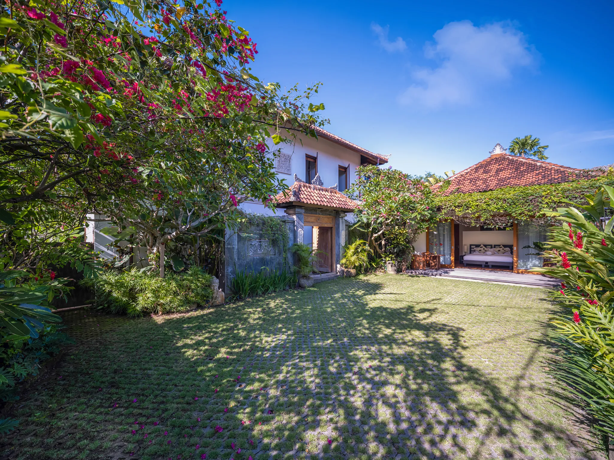 Villa Mandalay Dua - Lawn and entrance