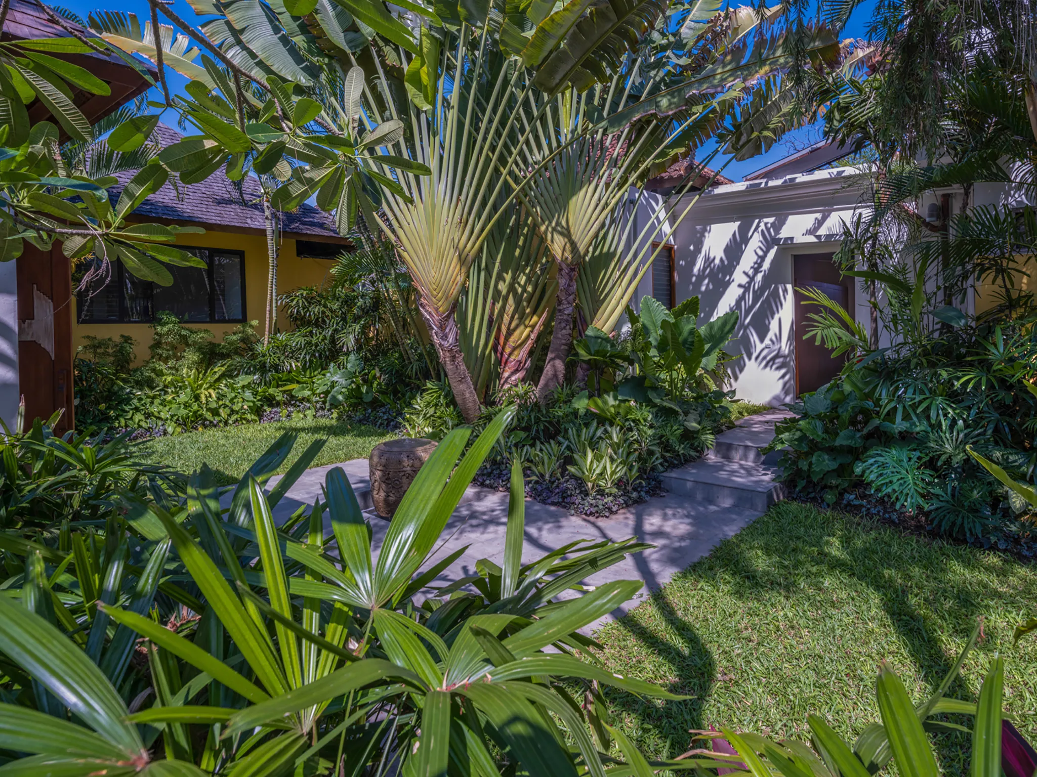 Villa Mandalay Dua - Lush tropical garden