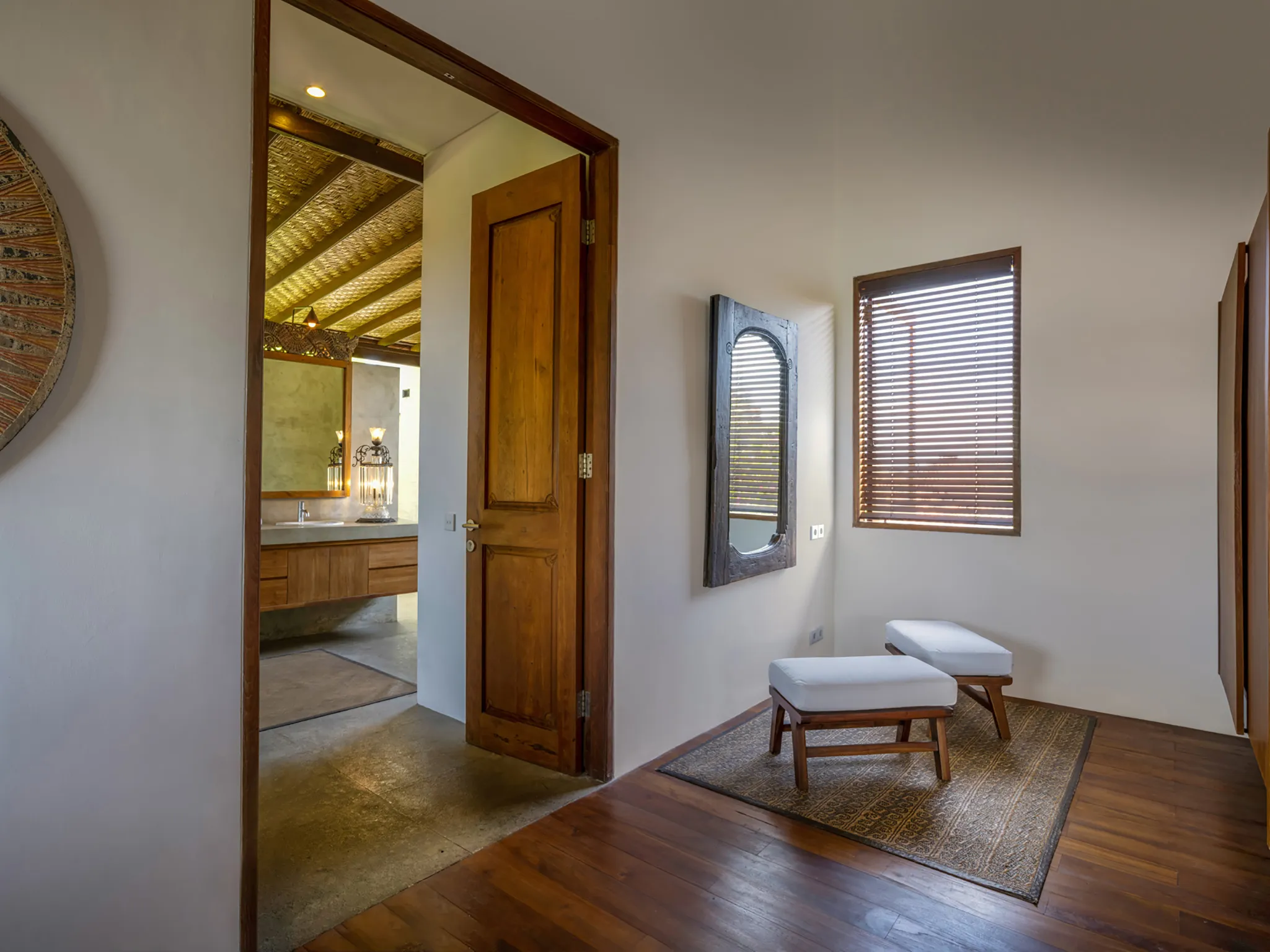 Villa Mandalay Dua - Master bedroom closet to bathroom