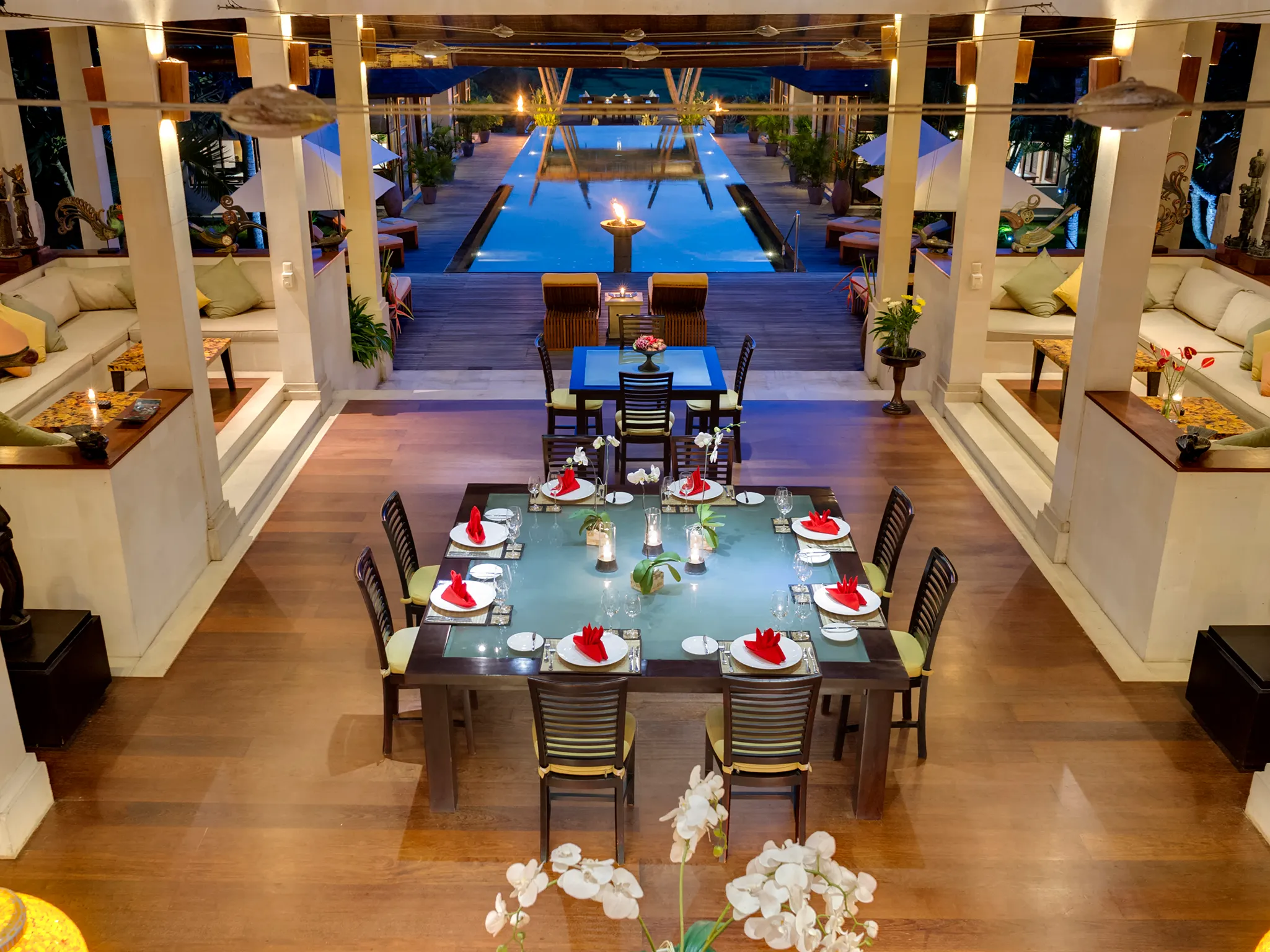 Villa Mandalay - Dinner setting and pool
