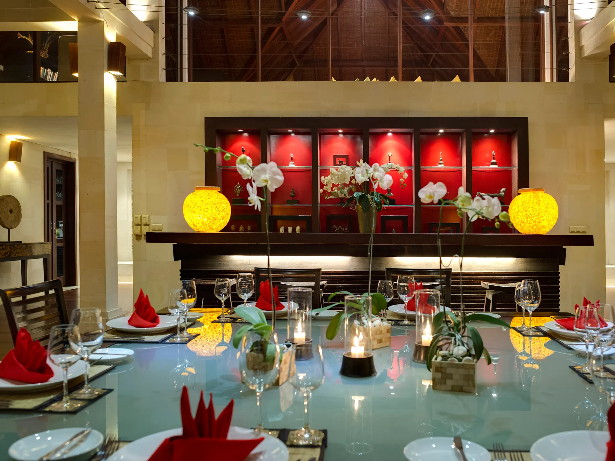 Villa Mandalay - Dining table and bar at night