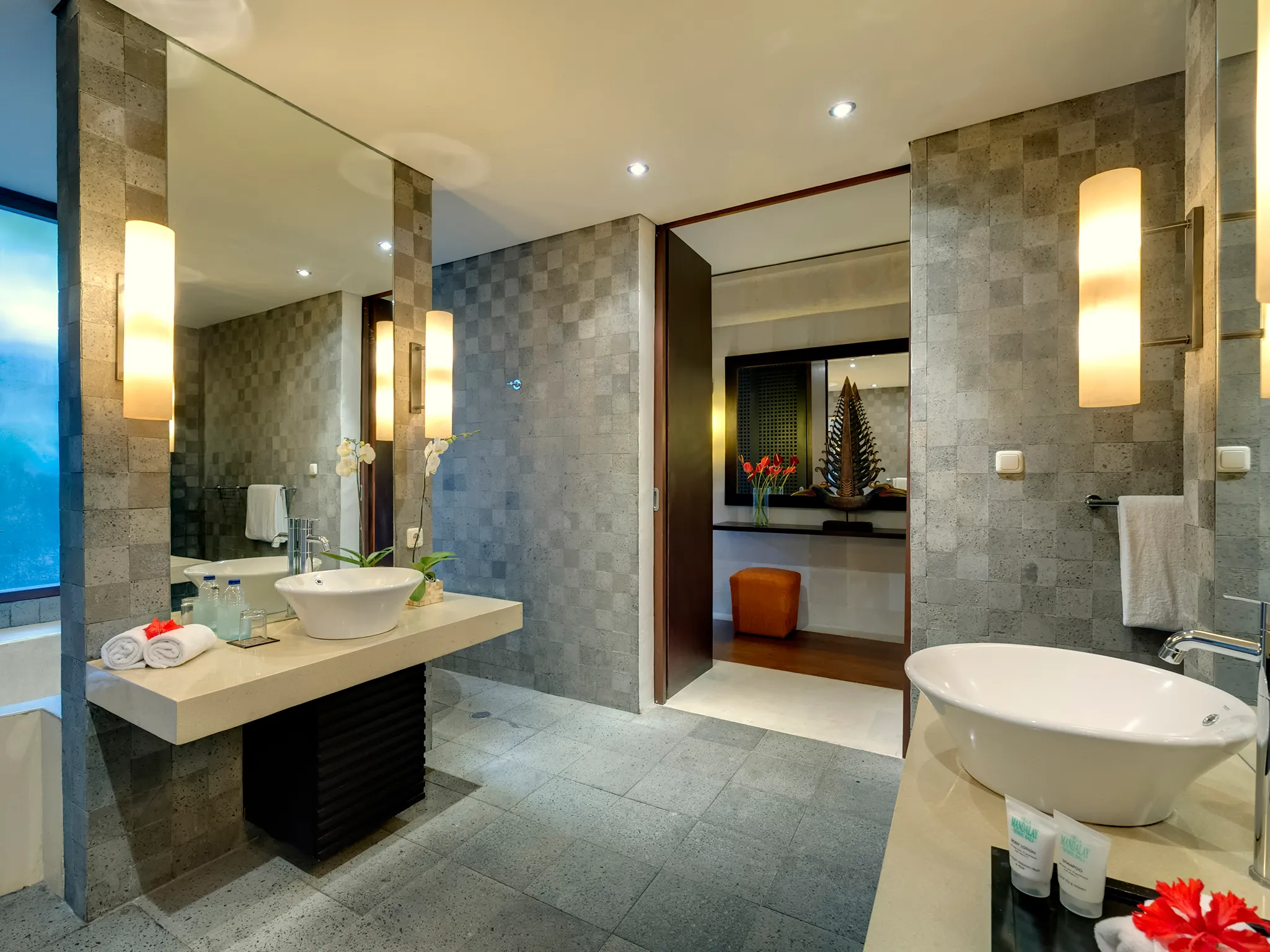 Villa Mandalay - Left side master bathroom