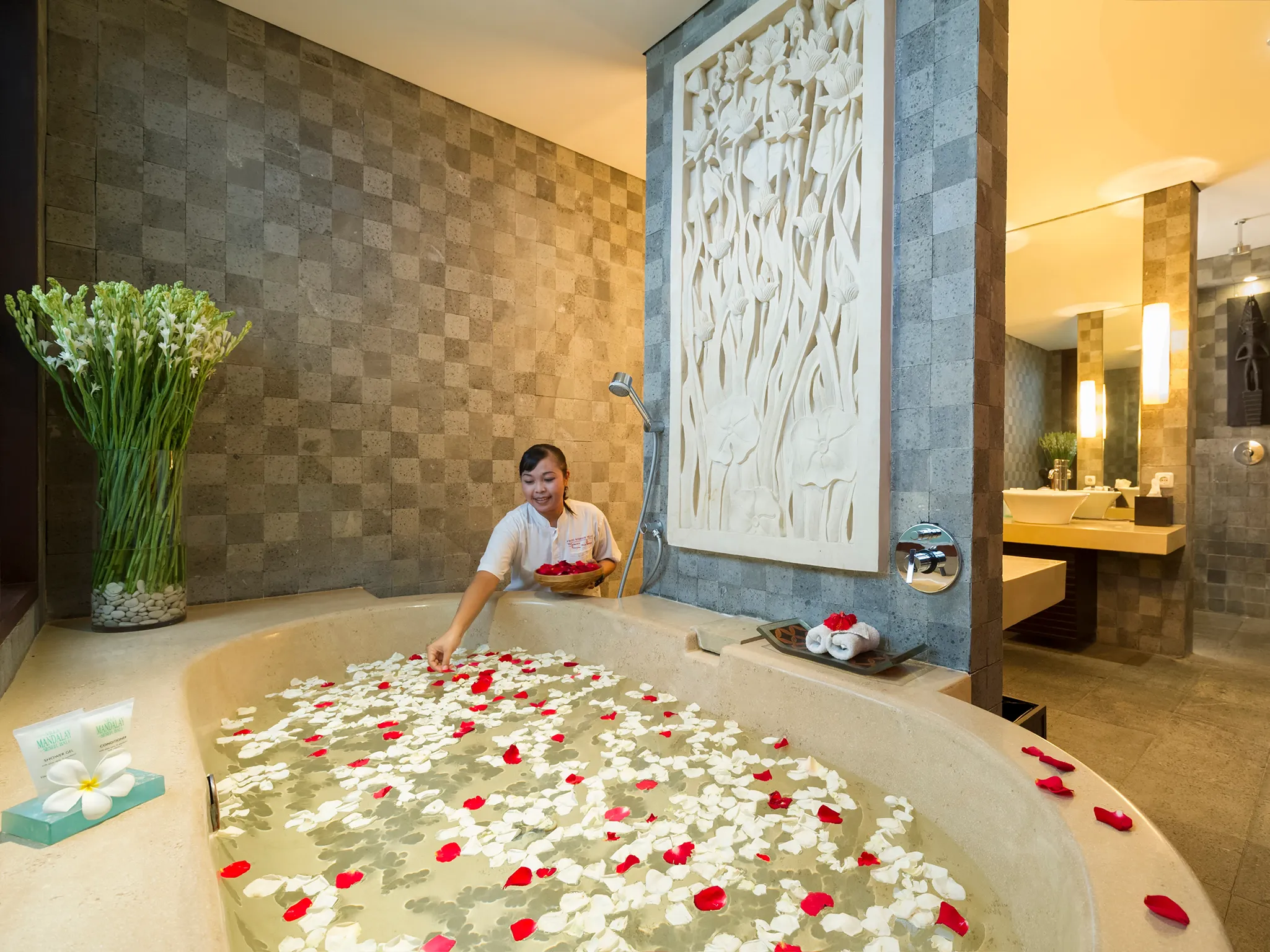 Villa Mandalay - Right side master bathroom