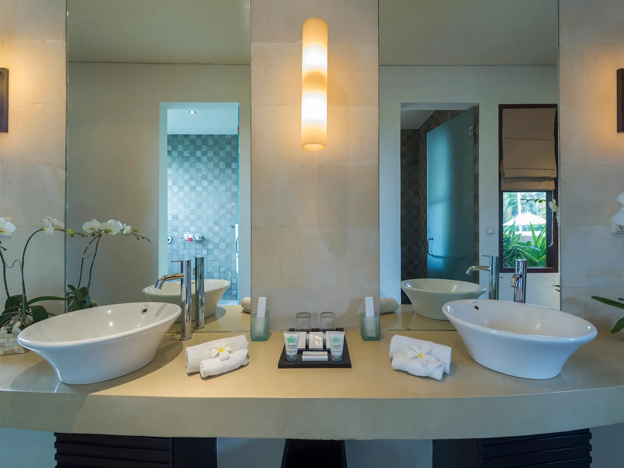 Villa Mandalay - Right sleeping pavilion, first guest bathroom