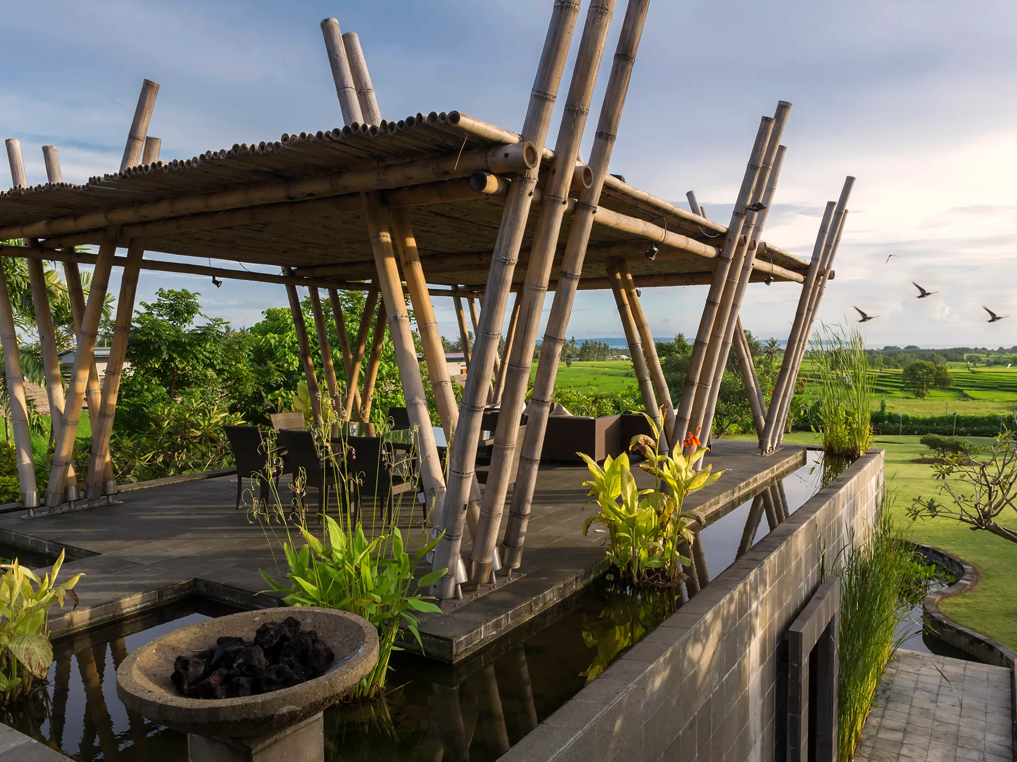 Villa Mandalay - Pool bale with paddyfield views