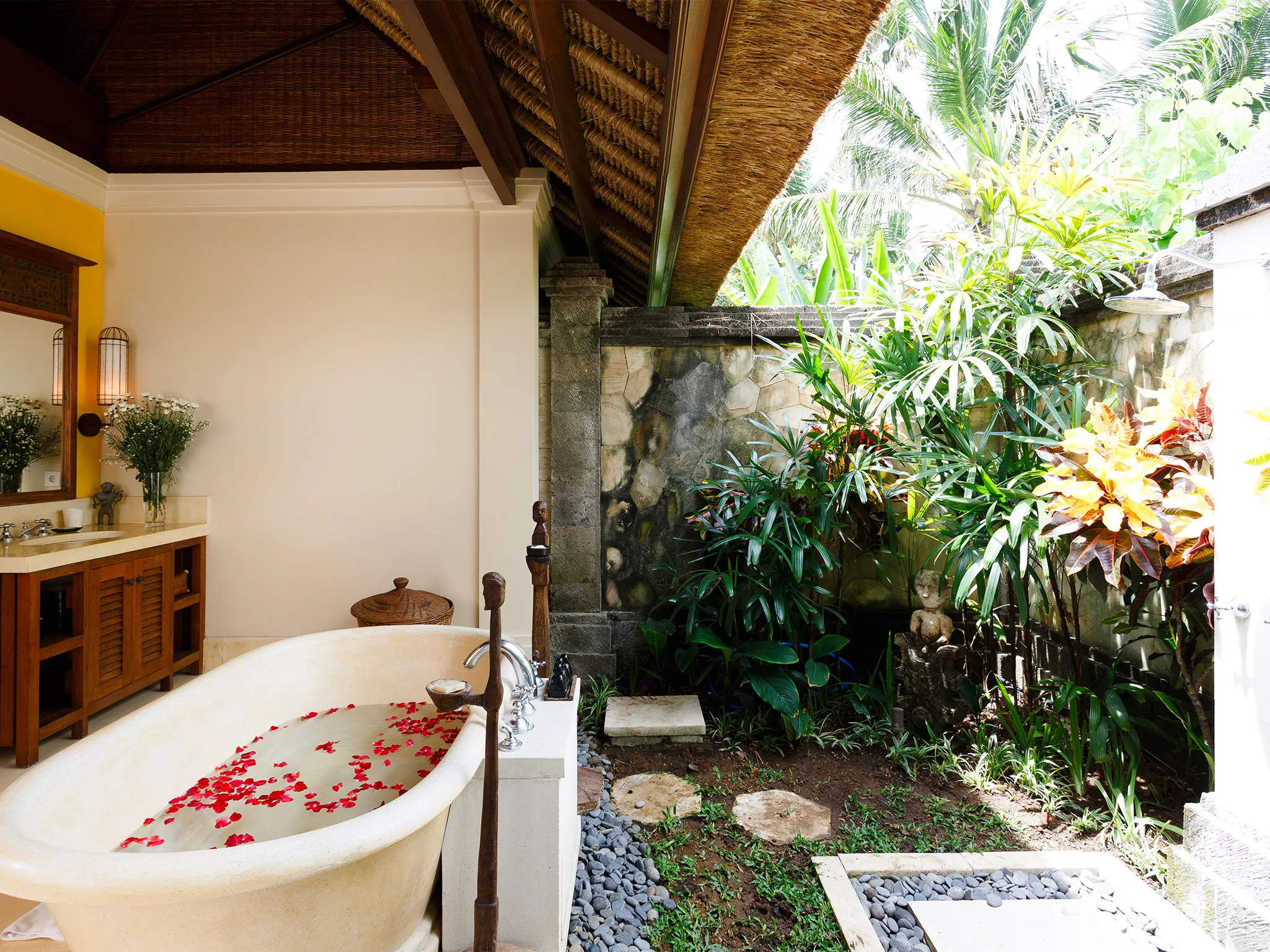 Villa Maridadi - Guest suite bathroom