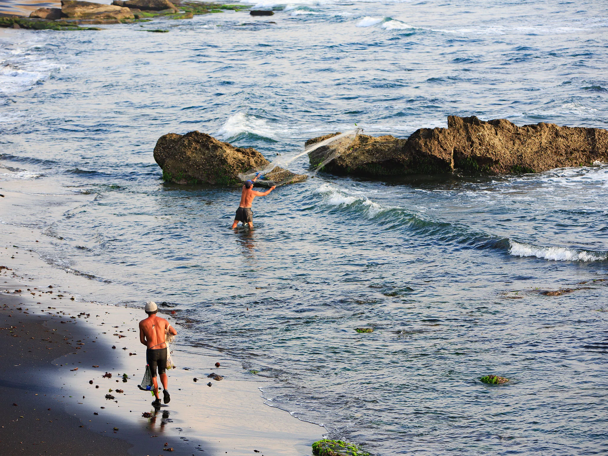 Villa Maridadi - Locals casting the net