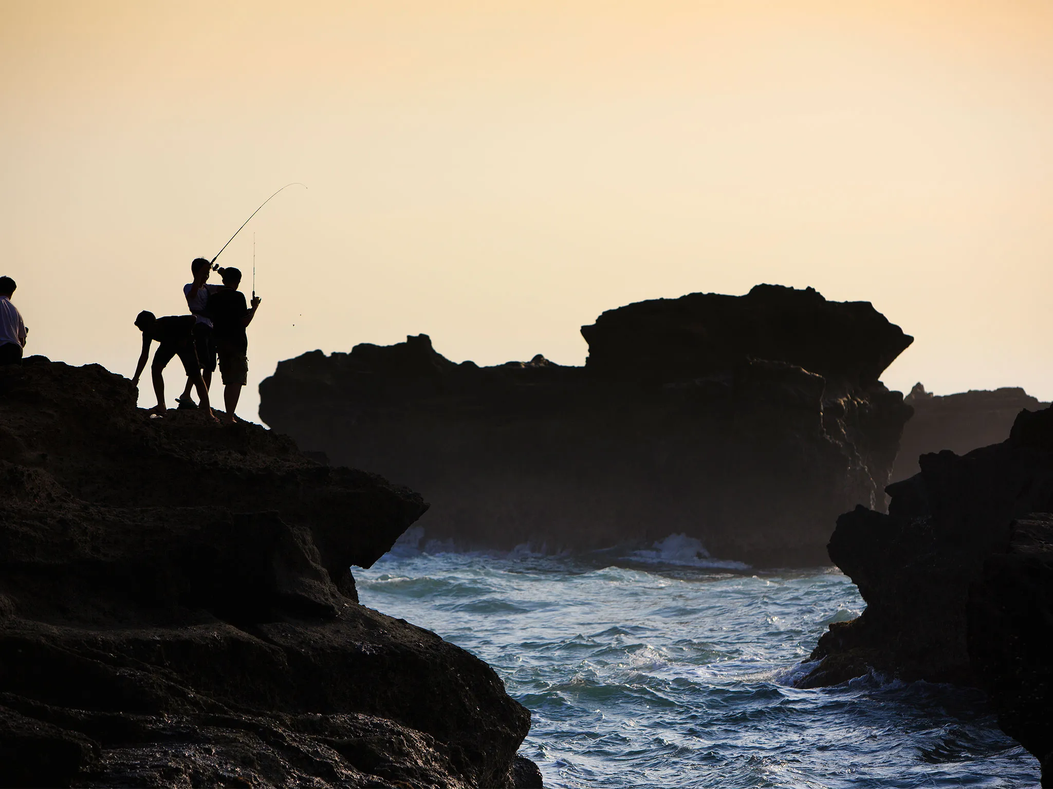 Villa Maridadi - Locals fishing off the rocks