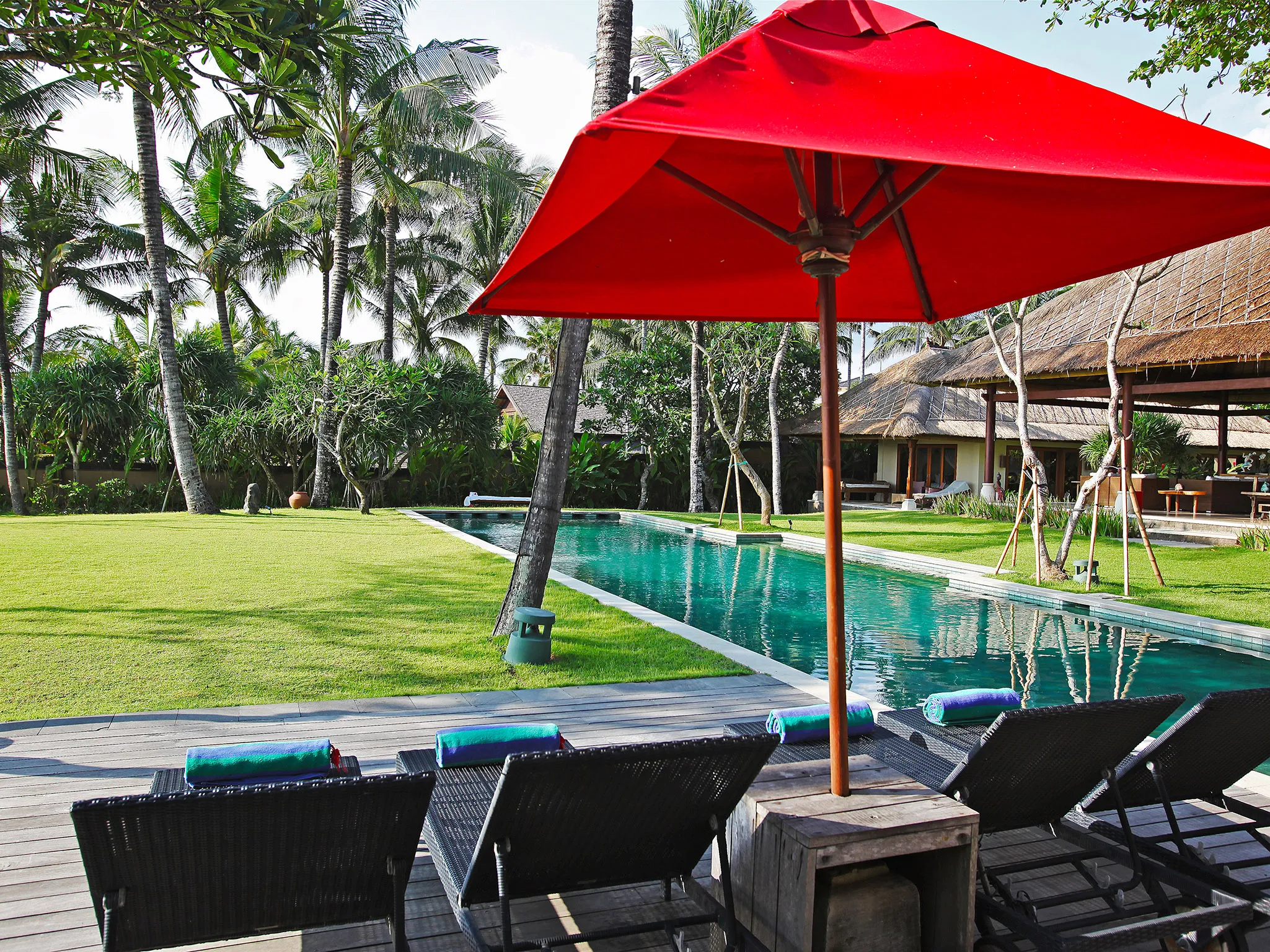 Villa Maridadi - Lounging by the pool