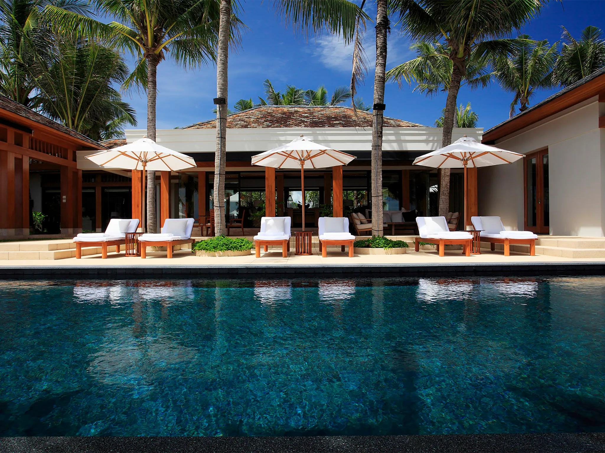 Villa Nandana - Pool and the sun loungers