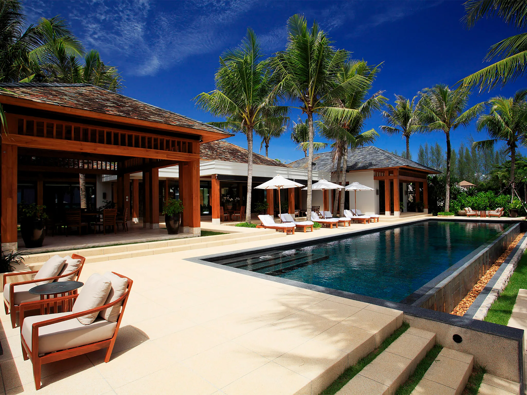 Villa Nandana - Villa and the pool layout