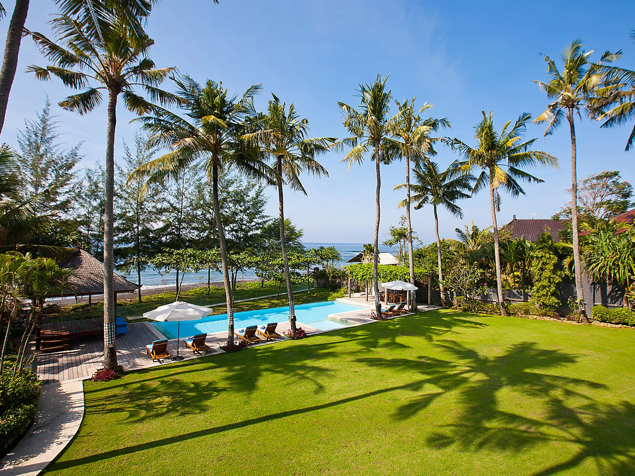 Puri Nirwana - Lawn and pool