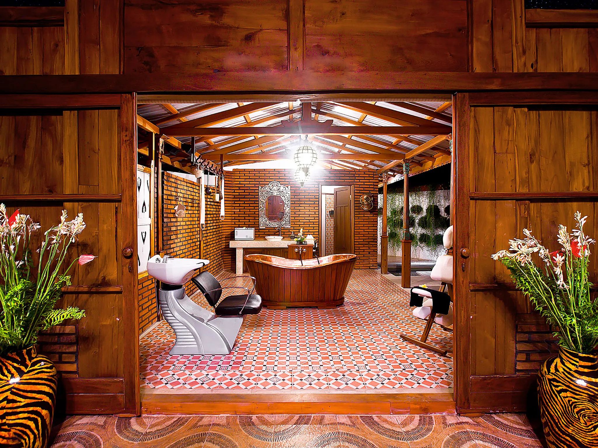 Puri Nirwana - Antique spa bathroom