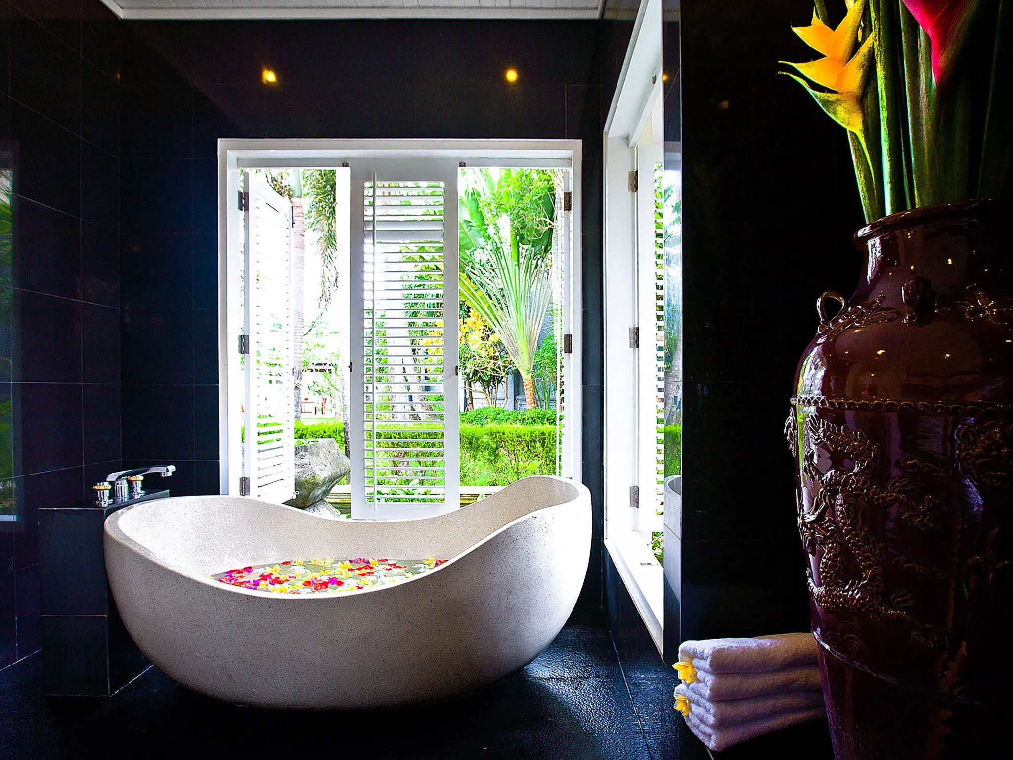 Puri Nirwana - ensuite bathtub