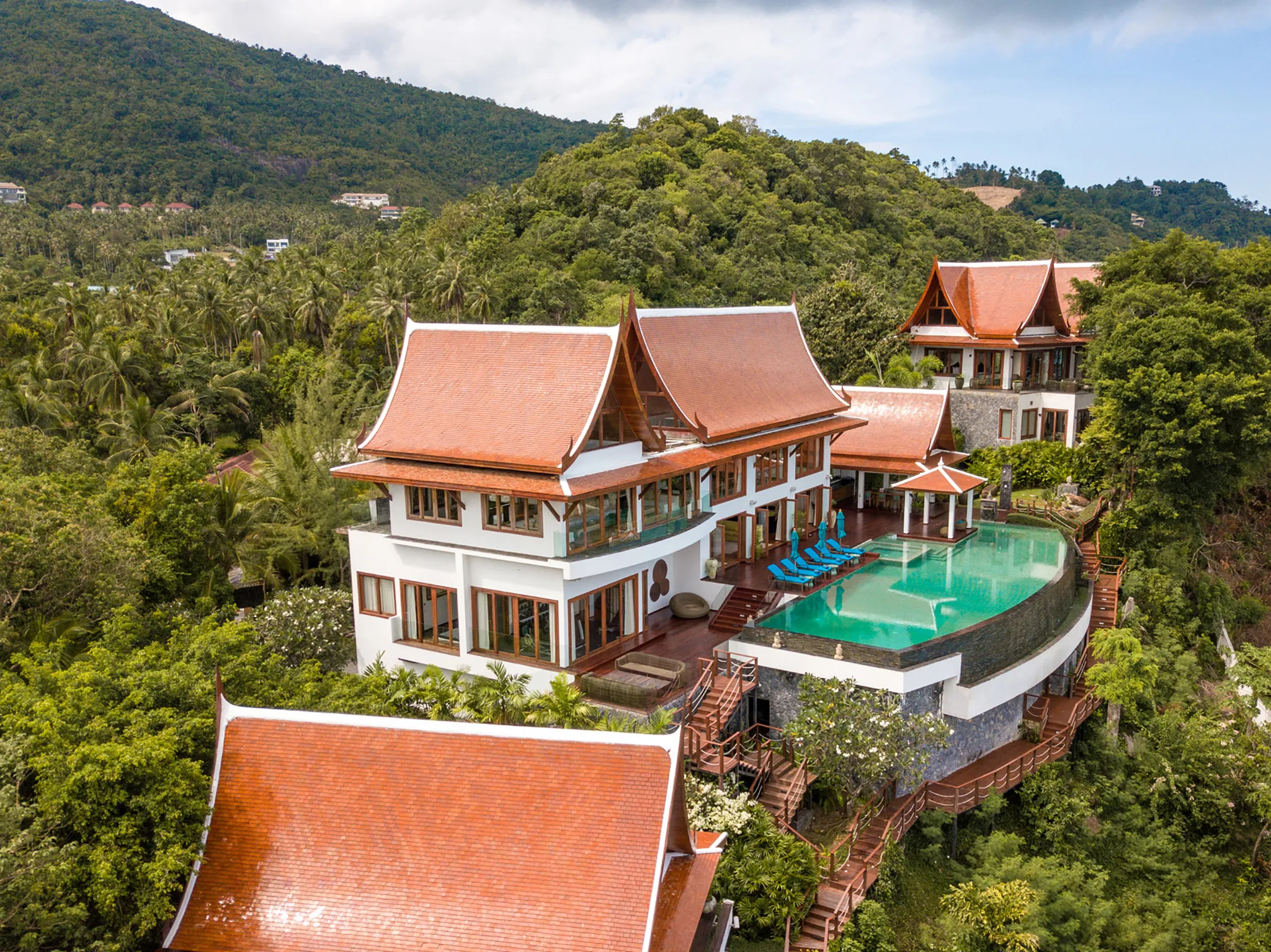 Villa Riva - Grand villa on rich foliage backdrop