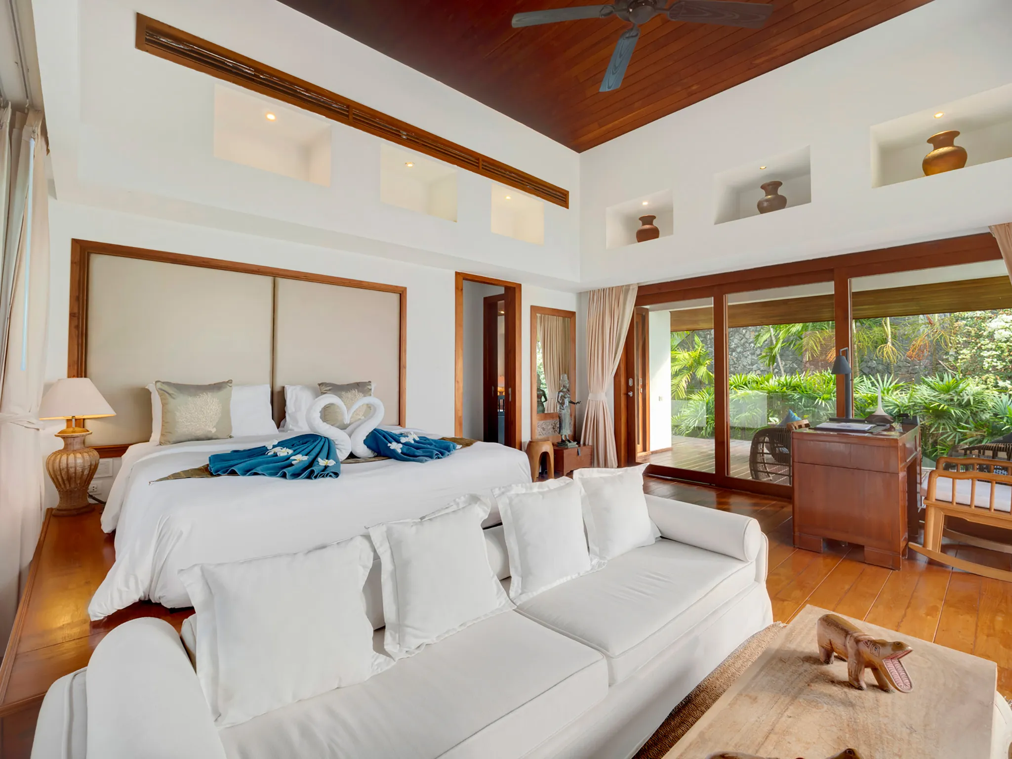 Villa Riva - King bed and sitting area