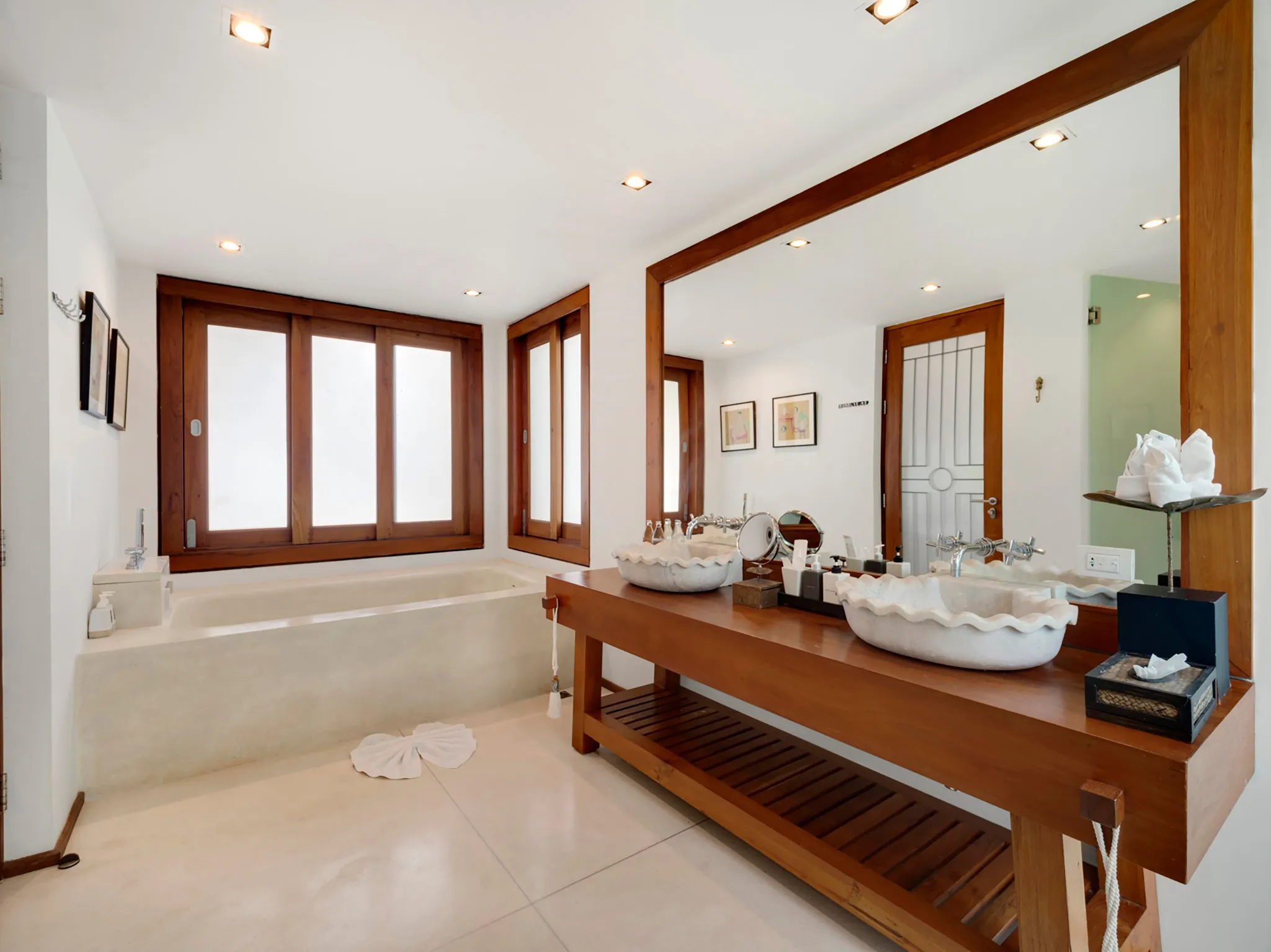 Villa Riva - Ensuite bathroom tub and sinks