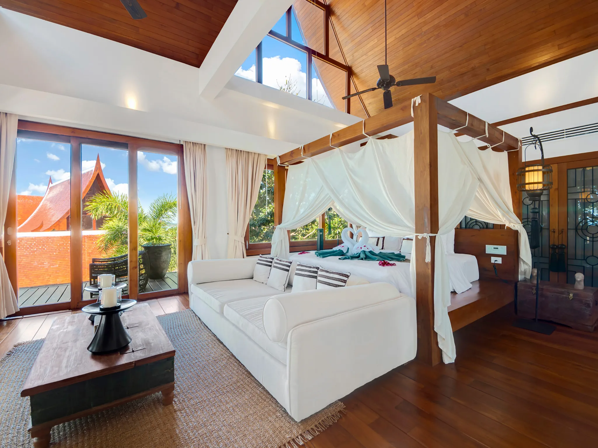 Villa Riva - Guestroom and high-thatched ceiling