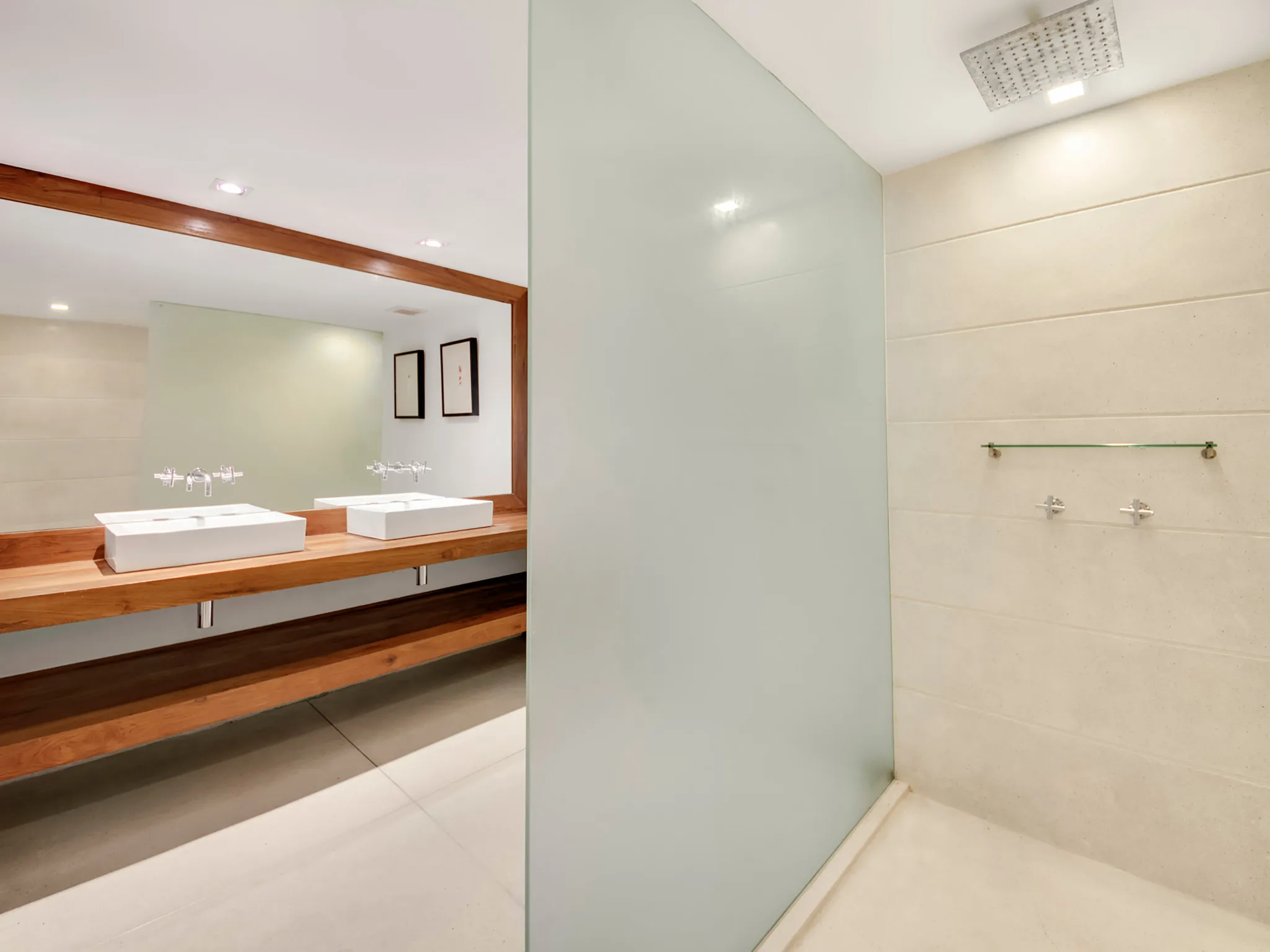 Villa Riva - Ensuite bathroom with shower stall