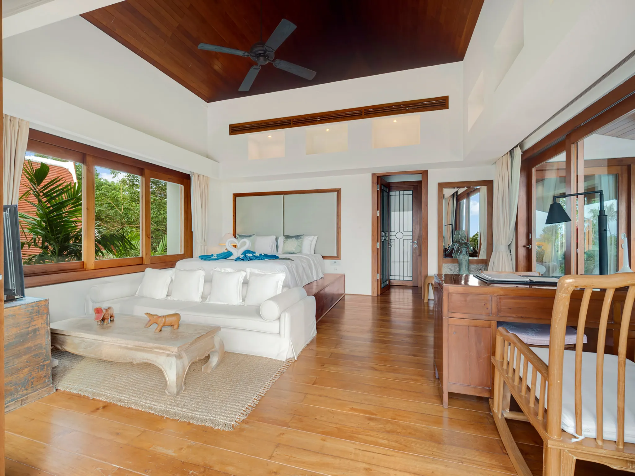 Villa Riva - Guest bedroom and working desk