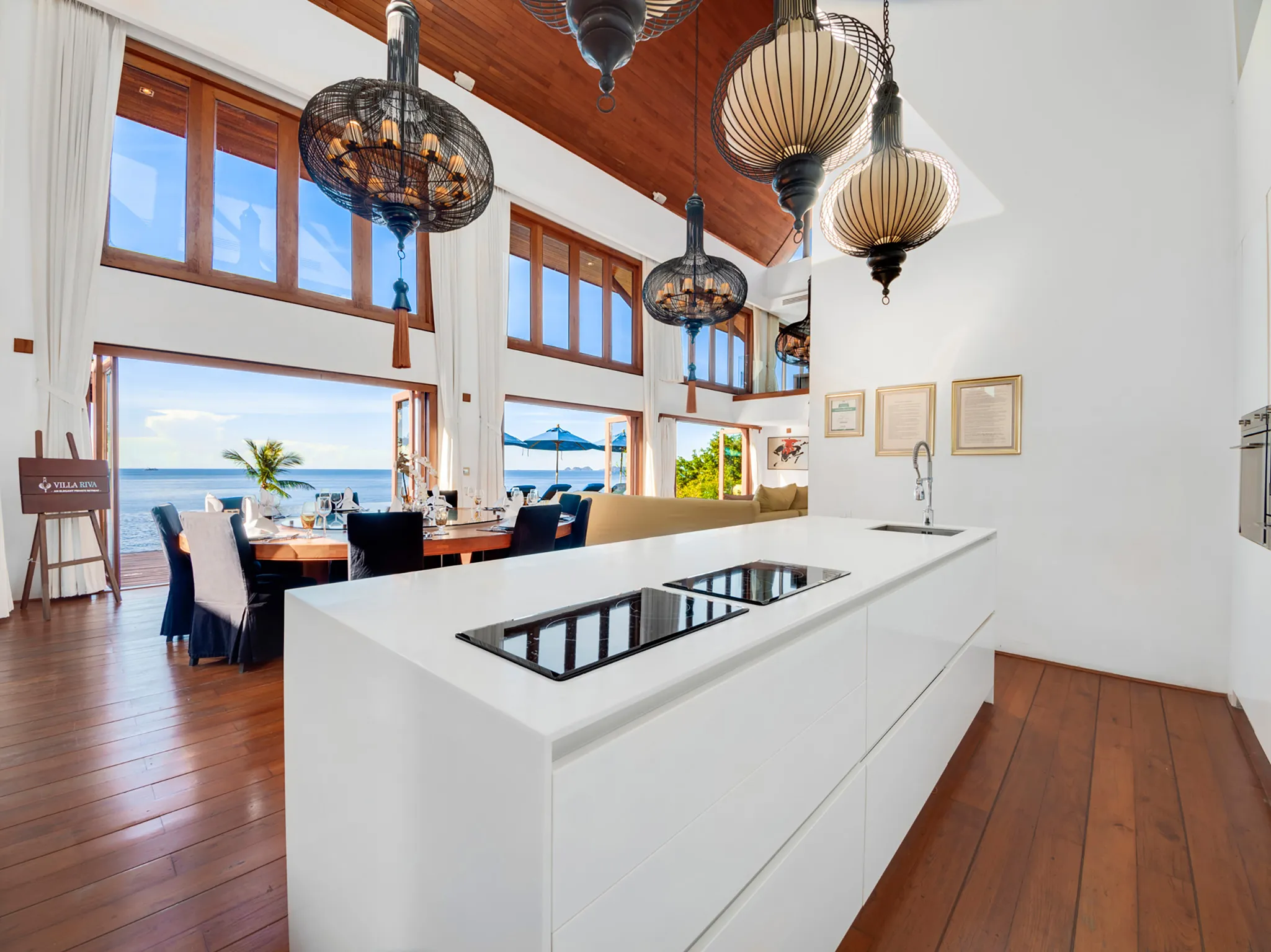 Villa Riva - Show kitchen and indoor dining